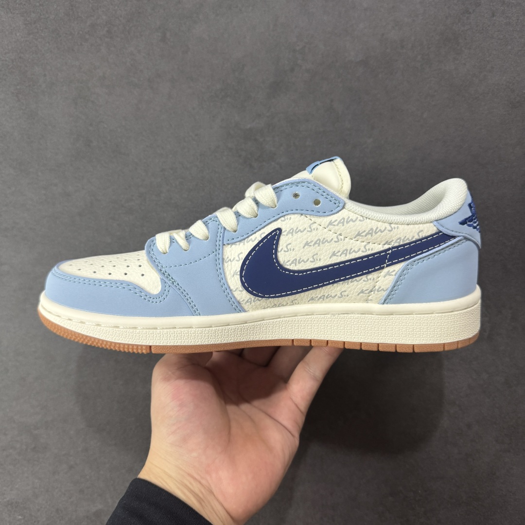 图片[2]-【定制版】Travis Scott x Fragment Design x Air Jordan 1 Low OG SP AJ1 乔1 Kaws联名 双蓝生胶 低帮文化休闲板鞋 ZH2598-164  #多方联名合作融合了Travis Scott 独特的音乐风格，藤原浩个性的设计风格以及Jordan品牌的经典元素 使其成为一双具有独特身份和价值的鞋子 清新而立体的外观加上联名标识更突出了其独特身份 这种配色方案显示出活力和时尚感 在视觉上引人注目 鞋身的质感和细腻的细节处理使其显得高端而格调十足 这款“倒钩”联名是设计与创意完美结合 融合多方的个性风格是一款备受瞩目的潮流鞋款  尺码：36 36.5 37.5 38 38.5 39 40 40.5 41 42 42.5 43 44 44.5 45-选品中心