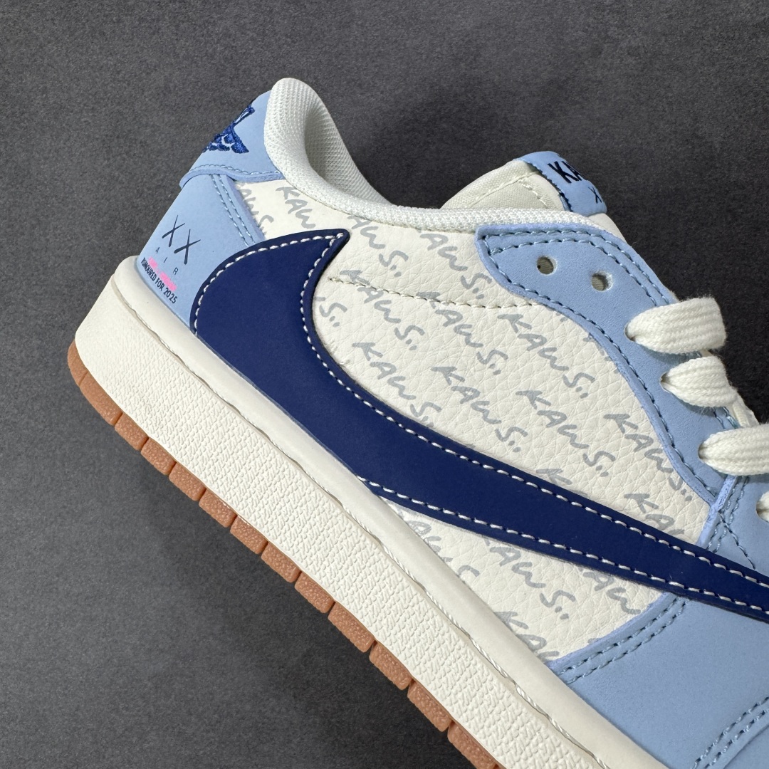 图片[6]-【定制版】Travis Scott x Fragment Design x Air Jordan 1 Low OG SP AJ1 乔1 Kaws联名 双蓝生胶 低帮文化休闲板鞋 ZH2598-164  #多方联名合作融合了Travis Scott 独特的音乐风格，藤原浩个性的设计风格以及Jordan品牌的经典元素 使其成为一双具有独特身份和价值的鞋子 清新而立体的外观加上联名标识更突出了其独特身份 这种配色方案显示出活力和时尚感 在视觉上引人注目 鞋身的质感和细腻的细节处理使其显得高端而格调十足 这款“倒钩”联名是设计与创意完美结合 融合多方的个性风格是一款备受瞩目的潮流鞋款  尺码：36 36.5 37.5 38 38.5 39 40 40.5 41 42 42.5 43 44 44.5 45-选品中心