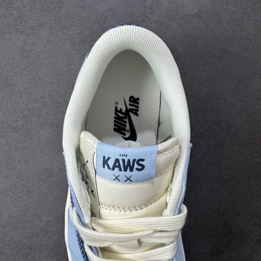 图片[7]-【定制版】Travis Scott x Fragment Design x Air Jordan 1 Low OG SP AJ1 乔1 Kaws联名 双蓝生胶 低帮文化休闲板鞋 ZH2598-164  #多方联名合作融合了Travis Scott 独特的音乐风格，藤原浩个性的设计风格以及Jordan品牌的经典元素 使其成为一双具有独特身份和价值的鞋子 清新而立体的外观加上联名标识更突出了其独特身份 这种配色方案显示出活力和时尚感 在视觉上引人注目 鞋身的质感和细腻的细节处理使其显得高端而格调十足 这款“倒钩”联名是设计与创意完美结合 融合多方的个性风格是一款备受瞩目的潮流鞋款  尺码：36 36.5 37.5 38 38.5 39 40 40.5 41 42 42.5 43 44 44.5 45-选品中心