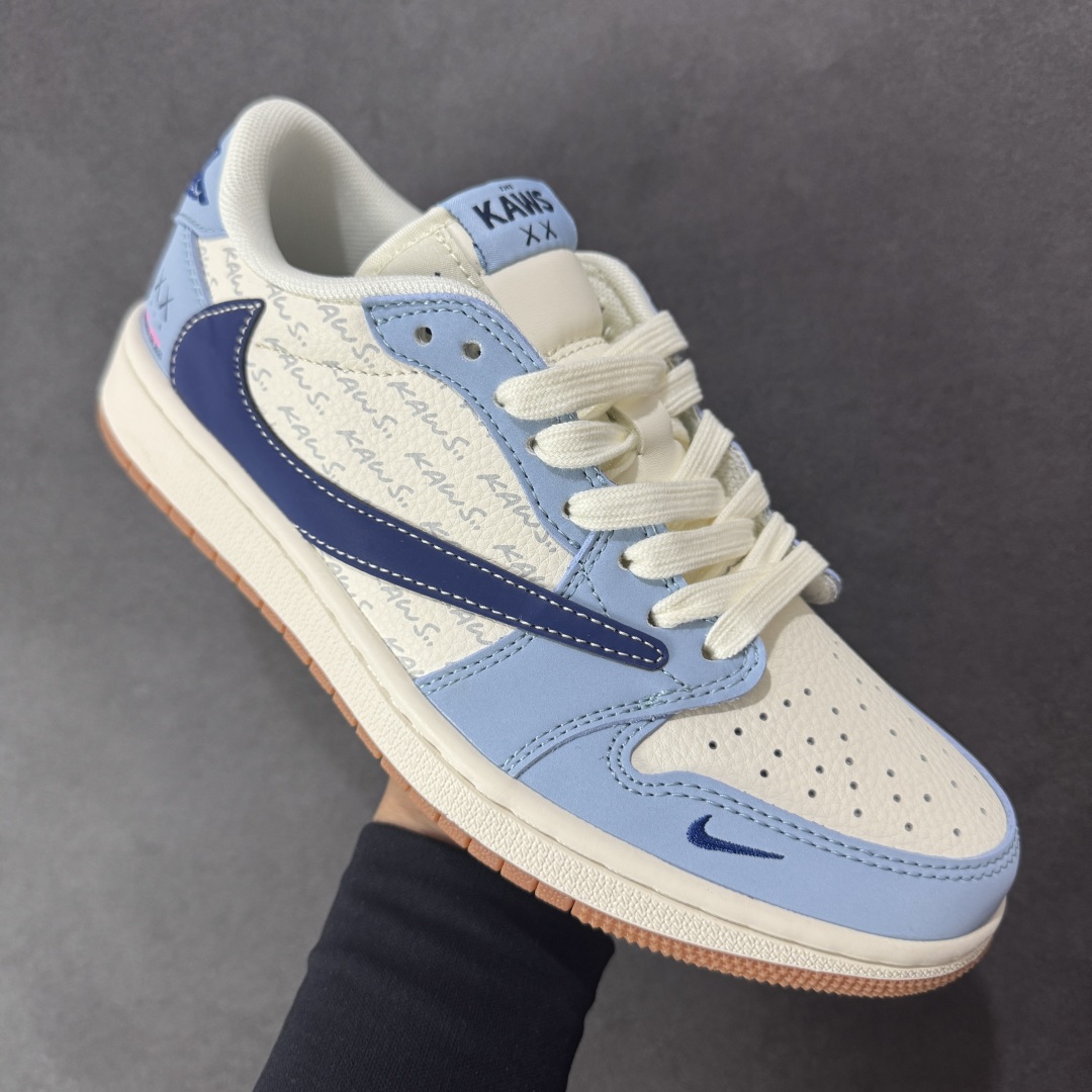 图片[3]-【定制版】Travis Scott x Fragment Design x Air Jordan 1 Low OG SP AJ1 乔1 Kaws联名 双蓝生胶 低帮文化休闲板鞋 ZH2598-164  #多方联名合作融合了Travis Scott 独特的音乐风格，藤原浩个性的设计风格以及Jordan品牌的经典元素 使其成为一双具有独特身份和价值的鞋子 清新而立体的外观加上联名标识更突出了其独特身份 这种配色方案显示出活力和时尚感 在视觉上引人注目 鞋身的质感和细腻的细节处理使其显得高端而格调十足 这款“倒钩”联名是设计与创意完美结合 融合多方的个性风格是一款备受瞩目的潮流鞋款  尺码：36 36.5 37.5 38 38.5 39 40 40.5 41 42 42.5 43 44 44.5 45-选品中心