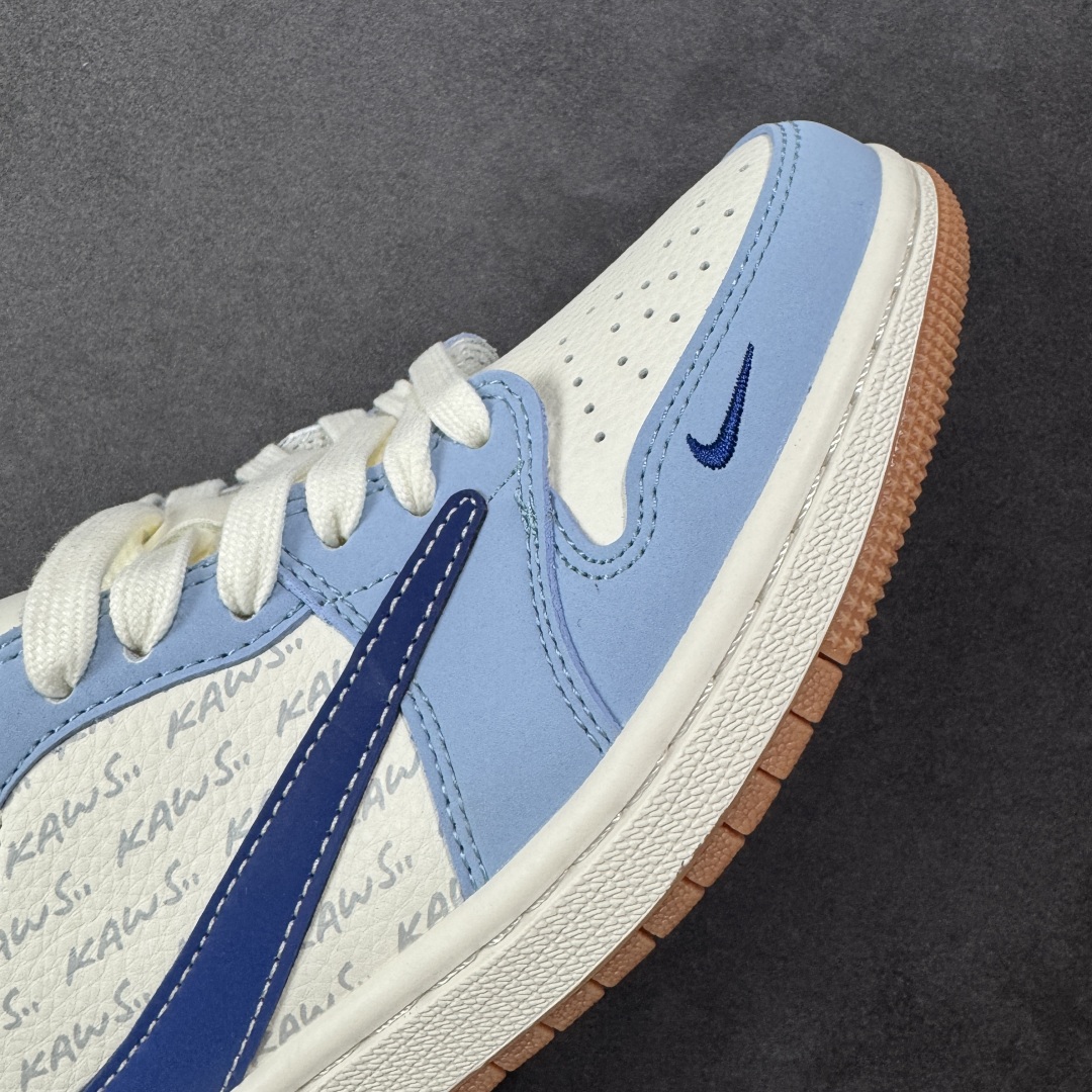 图片[5]-【定制版】Travis Scott x Fragment Design x Air Jordan 1 Low OG SP AJ1 乔1 Kaws联名 双蓝生胶 低帮文化休闲板鞋 ZH2598-164  #多方联名合作融合了Travis Scott 独特的音乐风格，藤原浩个性的设计风格以及Jordan品牌的经典元素 使其成为一双具有独特身份和价值的鞋子 清新而立体的外观加上联名标识更突出了其独特身份 这种配色方案显示出活力和时尚感 在视觉上引人注目 鞋身的质感和细腻的细节处理使其显得高端而格调十足 这款“倒钩”联名是设计与创意完美结合 融合多方的个性风格是一款备受瞩目的潮流鞋款  尺码：36 36.5 37.5 38 38.5 39 40 40.5 41 42 42.5 43 44 44.5 45-选品中心