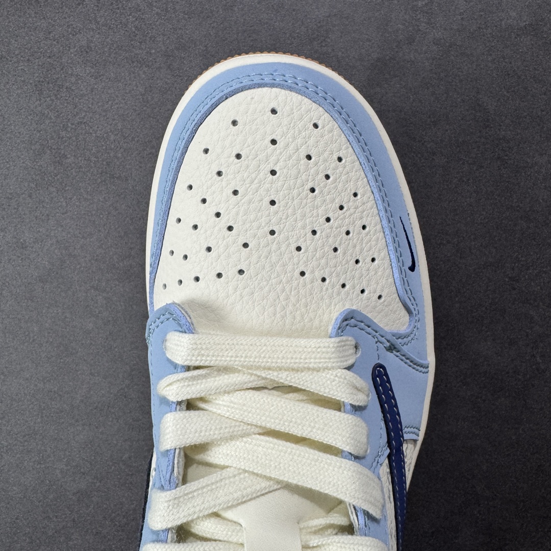 图片[8]-【定制版】Travis Scott x Fragment Design x Air Jordan 1 Low OG SP AJ1 乔1 Kaws联名 双蓝生胶 低帮文化休闲板鞋 ZH2598-164  #多方联名合作融合了Travis Scott 独特的音乐风格，藤原浩个性的设计风格以及Jordan品牌的经典元素 使其成为一双具有独特身份和价值的鞋子 清新而立体的外观加上联名标识更突出了其独特身份 这种配色方案显示出活力和时尚感 在视觉上引人注目 鞋身的质感和细腻的细节处理使其显得高端而格调十足 这款“倒钩”联名是设计与创意完美结合 融合多方的个性风格是一款备受瞩目的潮流鞋款  尺码：36 36.5 37.5 38 38.5 39 40 40.5 41 42 42.5 43 44 44.5 45-选品中心