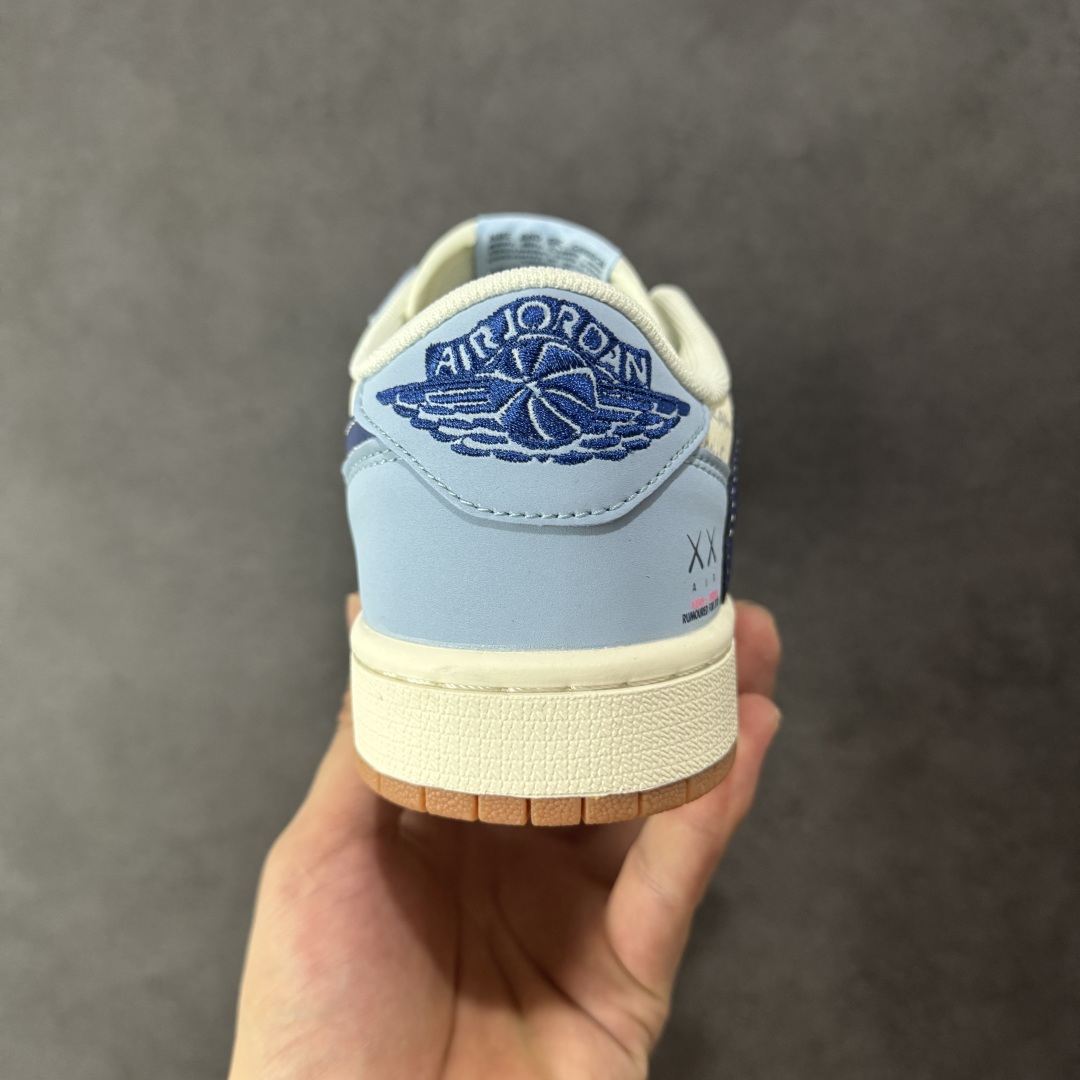 图片[4]-【定制版】Travis Scott x Fragment Design x Air Jordan 1 Low OG SP AJ1 乔1 Kaws联名 双蓝生胶 低帮文化休闲板鞋 ZH2598-164  #多方联名合作融合了Travis Scott 独特的音乐风格，藤原浩个性的设计风格以及Jordan品牌的经典元素 使其成为一双具有独特身份和价值的鞋子 清新而立体的外观加上联名标识更突出了其独特身份 这种配色方案显示出活力和时尚感 在视觉上引人注目 鞋身的质感和细腻的细节处理使其显得高端而格调十足 这款“倒钩”联名是设计与创意完美结合 融合多方的个性风格是一款备受瞩目的潮流鞋款  尺码：36 36.5 37.5 38 38.5 39 40 40.5 41 42 42.5 43 44 44.5 45-选品中心