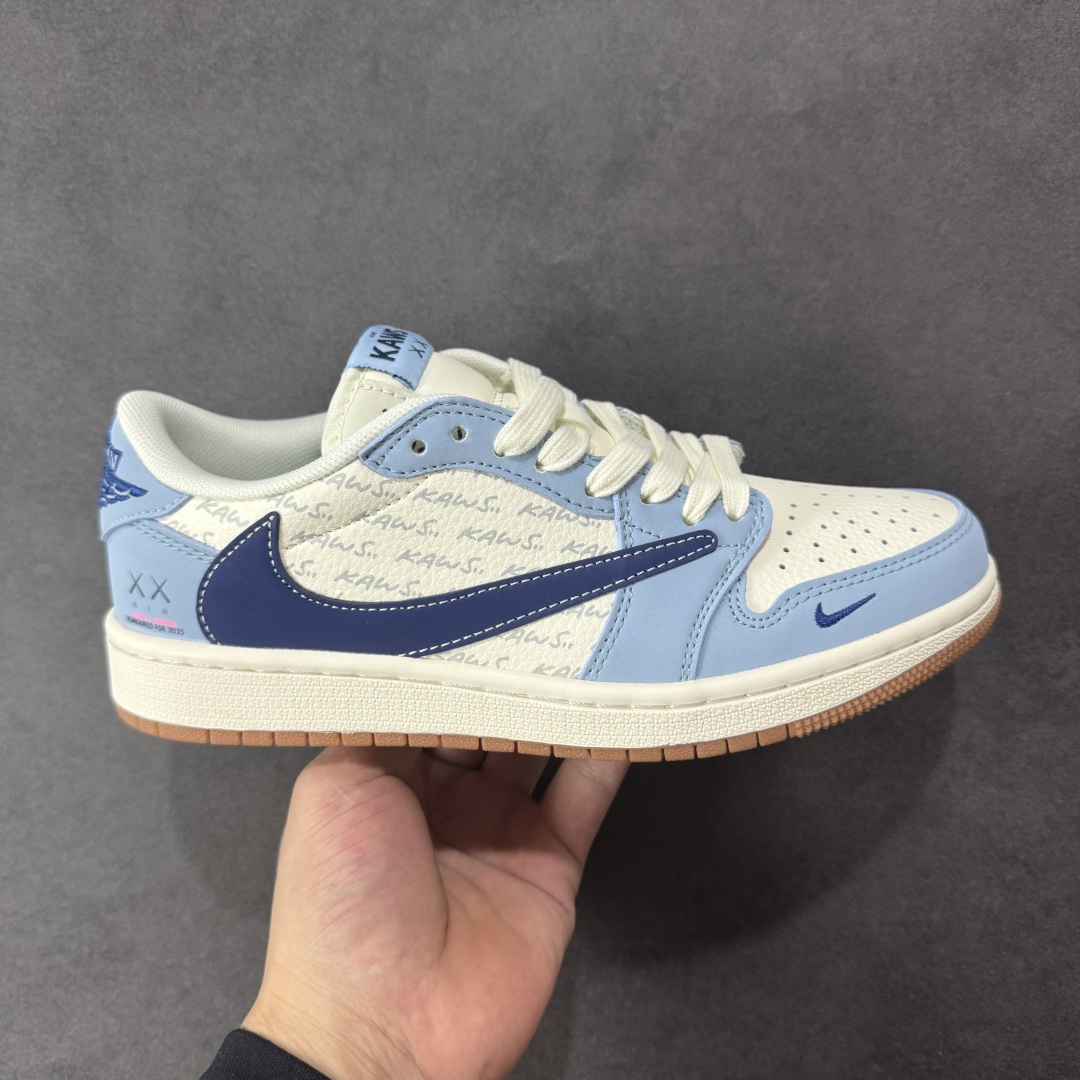 【定制版】Travis Scott x Fragment Design x Air Jordan 1 Low OG SP AJ1 乔1 Kaws联名 双蓝生胶 低帮文化休闲板鞋 ZH2598-164  #多方联名合作融合了Travis Scott 独特的音乐风格，藤原浩个性的设计风格以及Jordan品牌的经典元素 使其成为一双具有独特身份和价值的鞋子 清新而立体的外观加上联名标识更突出了其独特身份 这种配色方案显示出活力和时尚感 在视觉上引人注目 鞋身的质感和细腻的细节处理使其显得高端而格调十足 这款“倒钩”联名是设计与创意完美结合 融合多方的个性风格是一款备受瞩目的潮流鞋款  尺码：36 36.5 37.5 38 38.5 39 40 40.5 41 42 42.5 43 44 44.5 45-选品中心