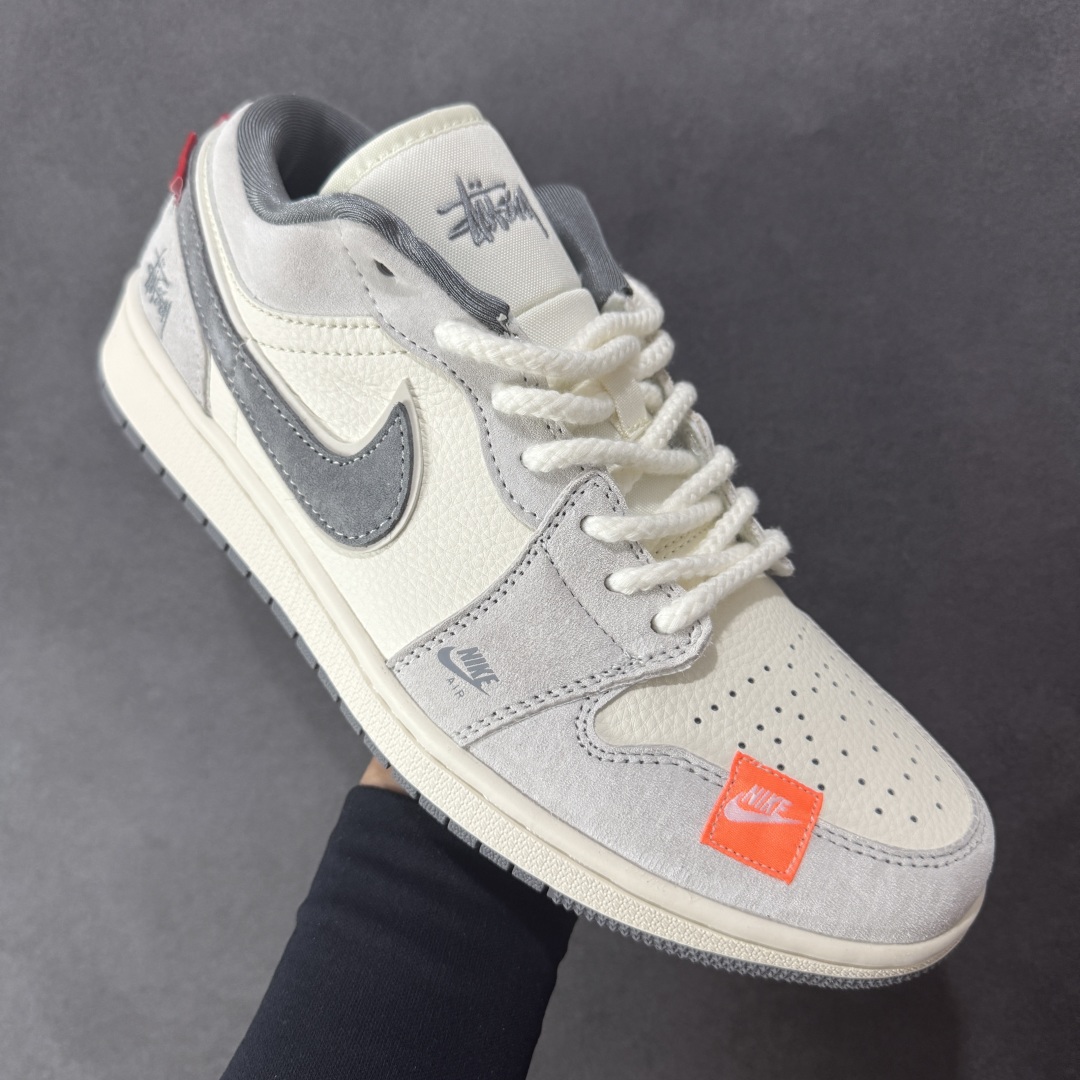 图片[3]-【定制版】Air Jordan 1 Low AJ1 乔1 斯图西联名 红标米灰猪八 高端定制 低帮复古篮球鞋 YX5066-305  #定制鞋盒 大厂纯原品质出货 超高清洁度 皮料切割干净无任何毛边 细节完美   尺码：36 36.5 37.5 38 38.5 39 40 40.5 41 42 42.5 43 44 44.5 45-选品中心