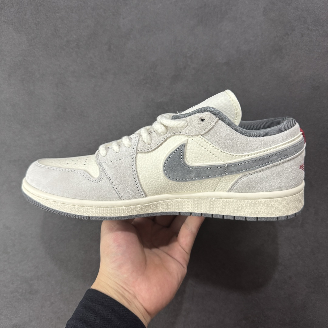 图片[2]-【定制版】Air Jordan 1 Low AJ1 乔1 斯图西联名 红标米灰猪八 高端定制 低帮复古篮球鞋 YX5066-305  #定制鞋盒 大厂纯原品质出货 超高清洁度 皮料切割干净无任何毛边 细节完美   尺码：36 36.5 37.5 38 38.5 39 40 40.5 41 42 42.5 43 44 44.5 45-选品中心