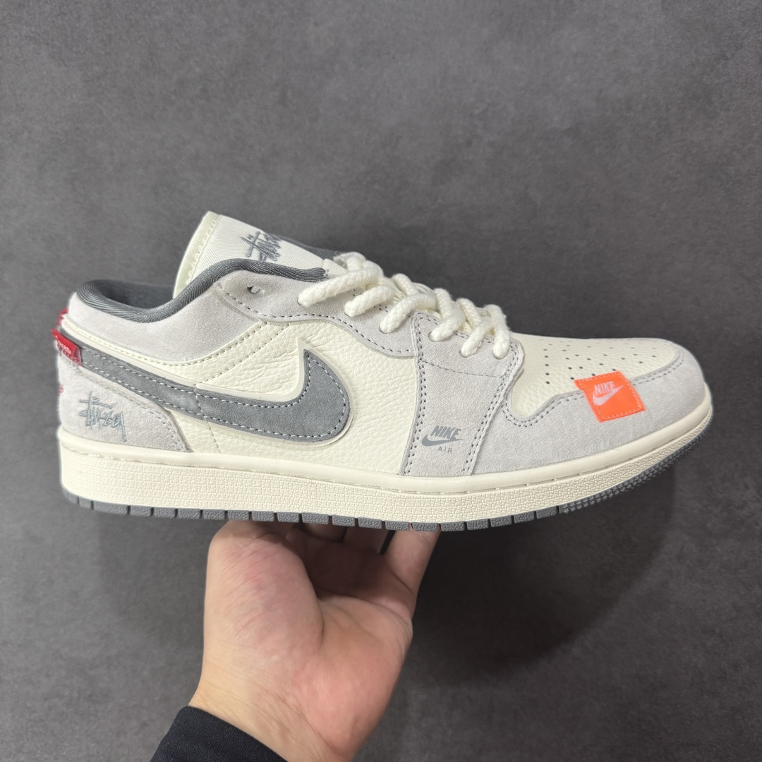 【定制版】Air Jordan 1 Low AJ1 乔1 斯图西联名 红标米灰猪八 高端定制 低帮复古篮球鞋 YX5066-305  #定制鞋盒 大厂纯原品质出货 超高清洁度 皮料切割干净无任何毛边 细节完美   尺码:36 36.5 37.5 38 38.5 39 40 40.5 41 42 42.5 43 44 44.5 45-选品中心