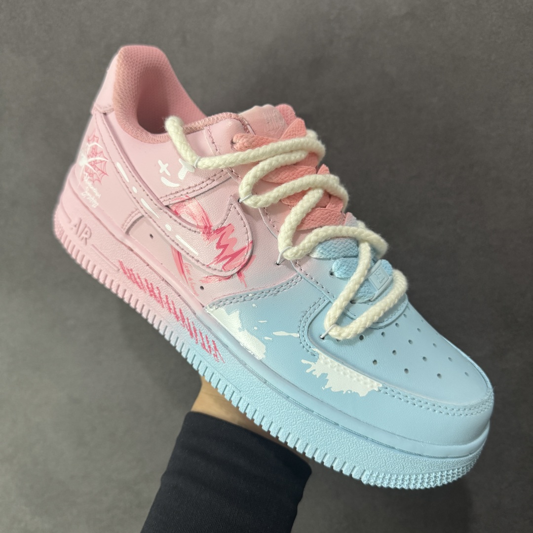图片[3]-【定制版】Nike Air Force 1\’07 Low \”Purple Butterfly\” 手绘涂鸦 粉蓝蛛心 空军一号低帮休闲运动板鞋 QX2032-707  #粉蓝蛛心，宛如冷暖色调交织的浪漫诗篇。蓝色，象征着理性、沉稳与深邃，如浩渺的海洋与无垠的夜空，蕴含着包容万物的力量；粉色，代表着温柔、甜蜜与梦幻，似春日绽放的樱花、天边绚烂的晚霞，传递着浪漫炽热的情愫。  尺码：36 36.5 37.5 38 38.5 39 40 40.5 41 42 42.5 43 44 44.5 45-选品中心