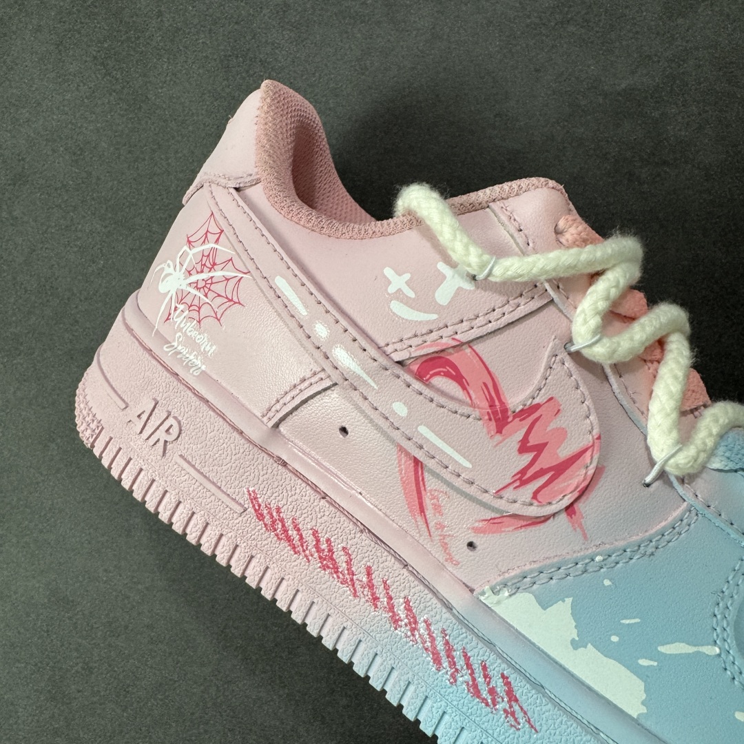 图片[6]-【定制版】Nike Air Force 1\’07 Low \”Purple Butterfly\” 手绘涂鸦 粉蓝蛛心 空军一号低帮休闲运动板鞋 QX2032-707  #粉蓝蛛心，宛如冷暖色调交织的浪漫诗篇。蓝色，象征着理性、沉稳与深邃，如浩渺的海洋与无垠的夜空，蕴含着包容万物的力量；粉色，代表着温柔、甜蜜与梦幻，似春日绽放的樱花、天边绚烂的晚霞，传递着浪漫炽热的情愫。  尺码：36 36.5 37.5 38 38.5 39 40 40.5 41 42 42.5 43 44 44.5 45-选品中心