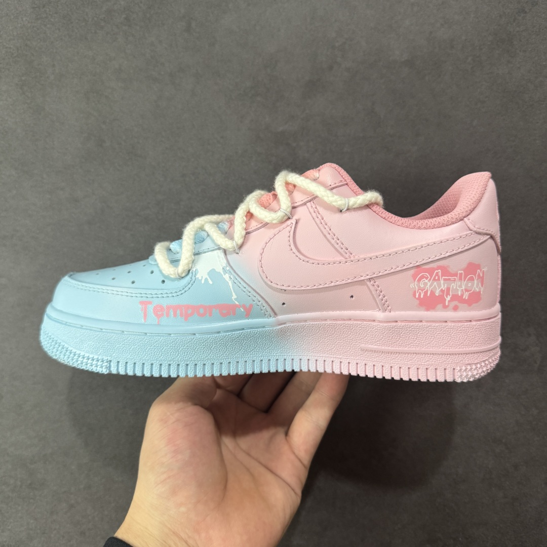 图片[2]-【定制版】Nike Air Force 1\’07 Low \”Purple Butterfly\” 手绘涂鸦 粉蓝蛛心 空军一号低帮休闲运动板鞋 QX2032-707  #粉蓝蛛心，宛如冷暖色调交织的浪漫诗篇。蓝色，象征着理性、沉稳与深邃，如浩渺的海洋与无垠的夜空，蕴含着包容万物的力量；粉色，代表着温柔、甜蜜与梦幻，似春日绽放的樱花、天边绚烂的晚霞，传递着浪漫炽热的情愫。  尺码：36 36.5 37.5 38 38.5 39 40 40.5 41 42 42.5 43 44 44.5 45-选品中心