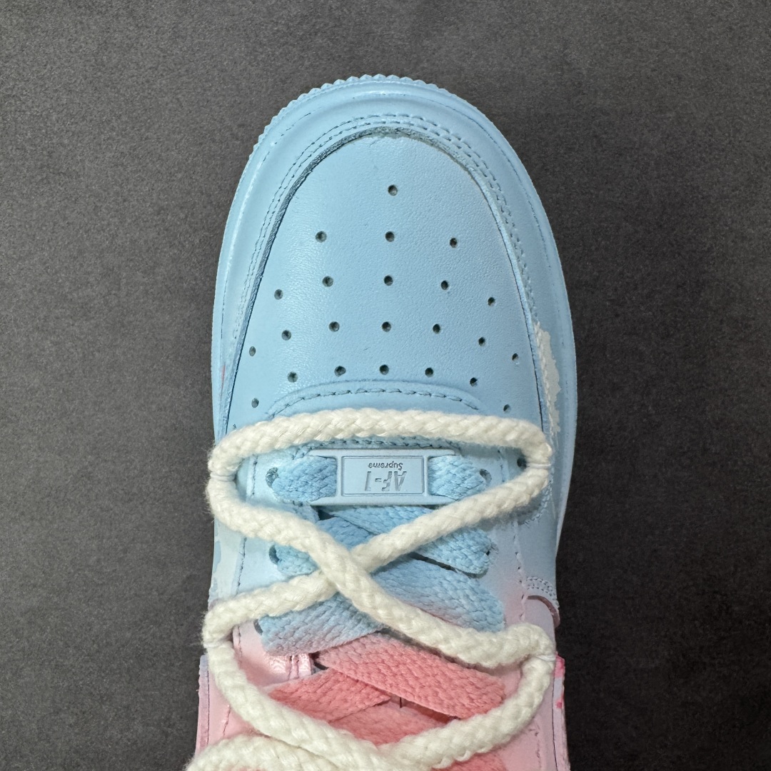 图片[8]-【定制版】Nike Air Force 1\’07 Low \”Purple Butterfly\” 手绘涂鸦 粉蓝蛛心 空军一号低帮休闲运动板鞋 QX2032-707  #粉蓝蛛心，宛如冷暖色调交织的浪漫诗篇。蓝色，象征着理性、沉稳与深邃，如浩渺的海洋与无垠的夜空，蕴含着包容万物的力量；粉色，代表着温柔、甜蜜与梦幻，似春日绽放的樱花、天边绚烂的晚霞，传递着浪漫炽热的情愫。  尺码：36 36.5 37.5 38 38.5 39 40 40.5 41 42 42.5 43 44 44.5 45-选品中心