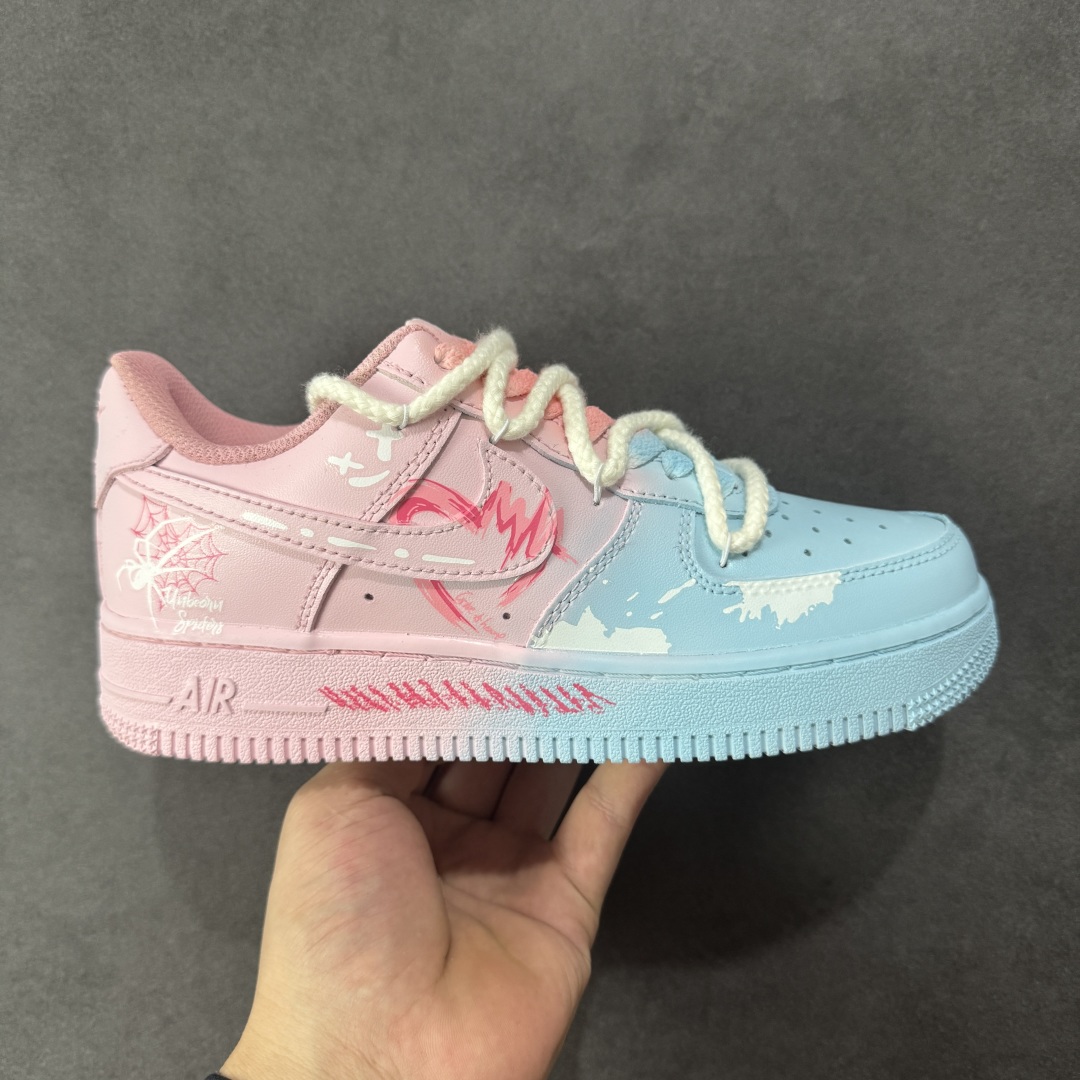 【定制版】Nike Air Force 1\’07 Low \”Purple Butterfly\” 手绘涂鸦 粉蓝蛛心 空军一号低帮休闲运动板鞋 QX2032-707  #粉蓝蛛心，宛如冷暖色调交织的浪漫诗篇。蓝色，象征着理性、沉稳与深邃，如浩渺的海洋与无垠的夜空，蕴含着包容万物的力量；粉色，代表着温柔、甜蜜与梦幻，似春日绽放的樱花、天边绚烂的晚霞，传递着浪漫炽热的情愫。  尺码：36 36.5 37.5 38 38.5 39 40 40.5 41 42 42.5 43 44 44.5 45-选品中心