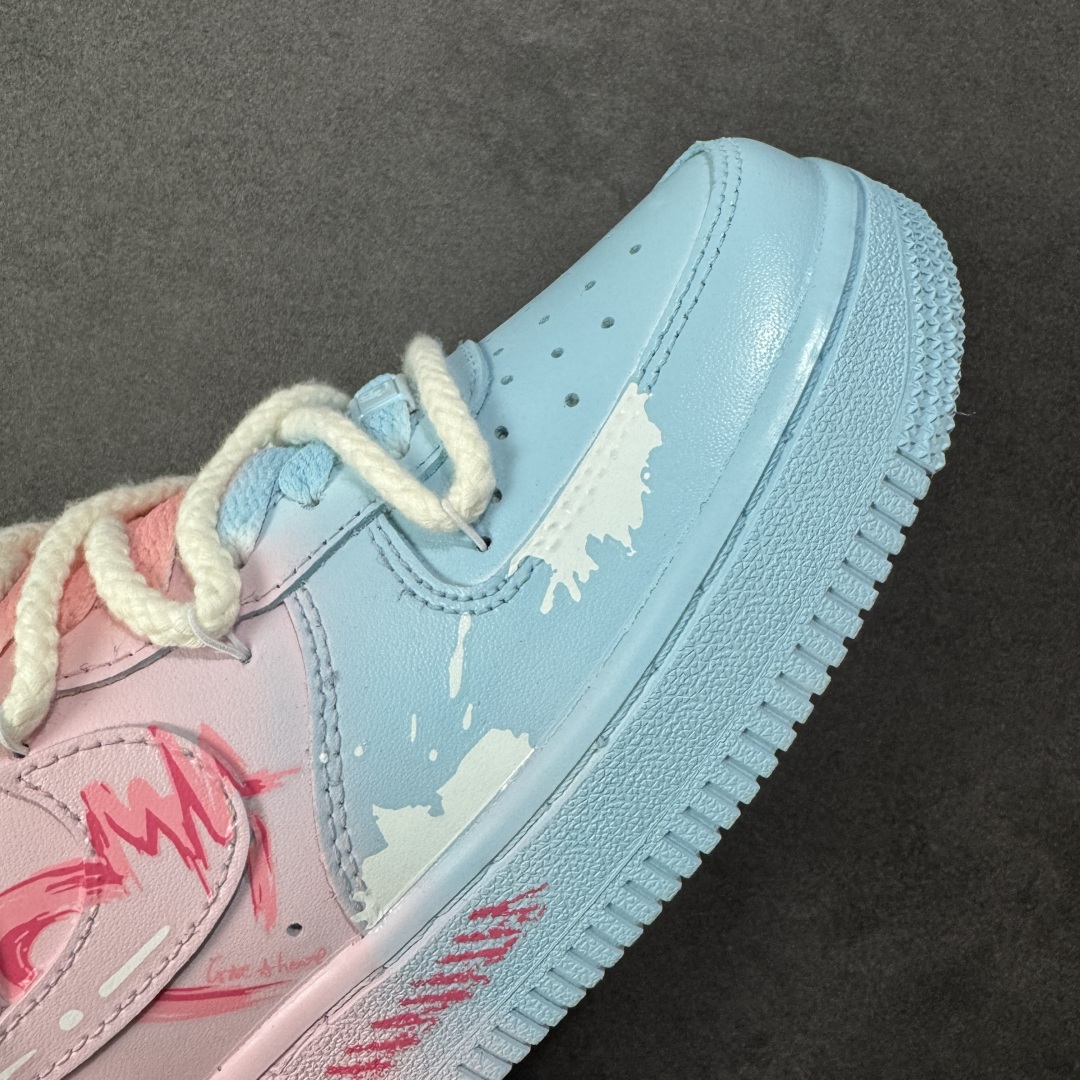 图片[5]-【定制版】Nike Air Force 1\’07 Low \”Purple Butterfly\” 手绘涂鸦 粉蓝蛛心 空军一号低帮休闲运动板鞋 QX2032-707  #粉蓝蛛心，宛如冷暖色调交织的浪漫诗篇。蓝色，象征着理性、沉稳与深邃，如浩渺的海洋与无垠的夜空，蕴含着包容万物的力量；粉色，代表着温柔、甜蜜与梦幻，似春日绽放的樱花、天边绚烂的晚霞，传递着浪漫炽热的情愫。  尺码：36 36.5 37.5 38 38.5 39 40 40.5 41 42 42.5 43 44 44.5 45-选品中心