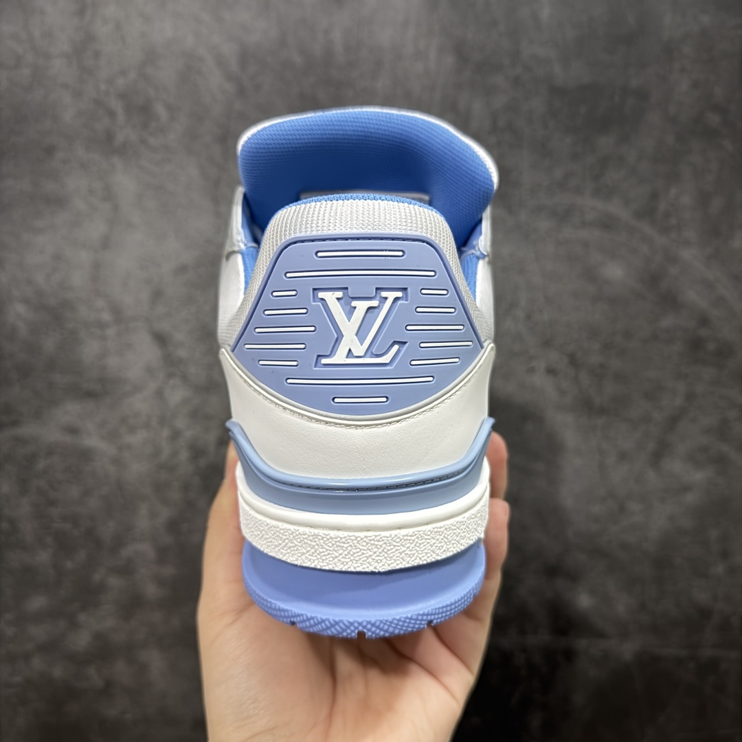 图片[4]-【HS纯原礼盒版福利】 LV Trainer系列高奢运动鞋 新款芯片顶级 潮人必备单品 同步ZP官网空胶工艺 鞋舌、挂饰均镶嵌NFC芯片感应装置 正确胶片断点式设计 中底正确还原原版油印字母比例 1：1原楦格板、楦头、刀磨全新升级！ 独家订制顶级压纹麂皮 原版开模TPU大底 质感原版一致 垫脚聚米微料加透气英伦网布 披靡市场任何版本！细节完美呈现！ 代购指定版本 全新升级最新双盒包装 扫码秒进官网！ 全套包装配件同比原版 尺码： 39-45-选品中心