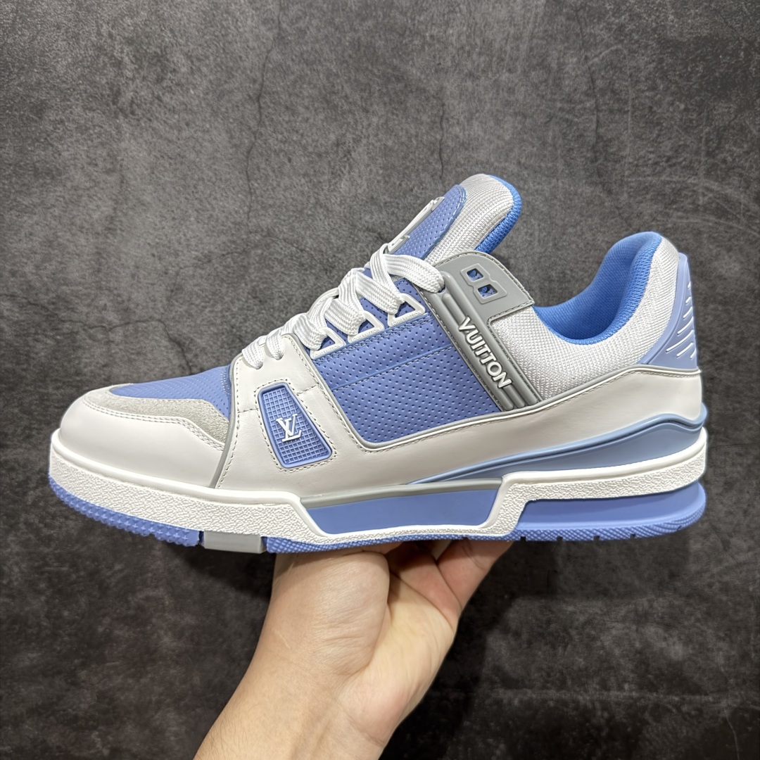 图片[2]-【HS纯原礼盒版福利】 LV Trainer系列高奢运动鞋 新款芯片顶级 潮人必备单品 同步ZP官网空胶工艺 鞋舌、挂饰均镶嵌NFC芯片感应装置 正确胶片断点式设计 中底正确还原原版油印字母比例 1：1原楦格板、楦头、刀磨全新升级！ 独家订制顶级压纹麂皮 原版开模TPU大底 质感原版一致 垫脚聚米微料加透气英伦网布 披靡市场任何版本！细节完美呈现！ 代购指定版本 全新升级最新双盒包装 扫码秒进官网！ 全套包装配件同比原版 尺码： 39-45-选品中心
