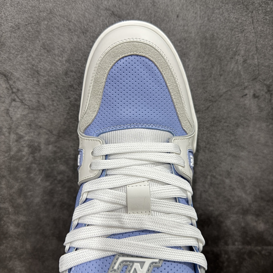 图片[5]-【HS纯原礼盒版福利】 LV Trainer系列高奢运动鞋 新款芯片顶级 潮人必备单品 同步ZP官网空胶工艺 鞋舌、挂饰均镶嵌NFC芯片感应装置 正确胶片断点式设计 中底正确还原原版油印字母比例 1：1原楦格板、楦头、刀磨全新升级！ 独家订制顶级压纹麂皮 原版开模TPU大底 质感原版一致 垫脚聚米微料加透气英伦网布 披靡市场任何版本！细节完美呈现！ 代购指定版本 全新升级最新双盒包装 扫码秒进官网！ 全套包装配件同比原版 尺码： 39-45-选品中心