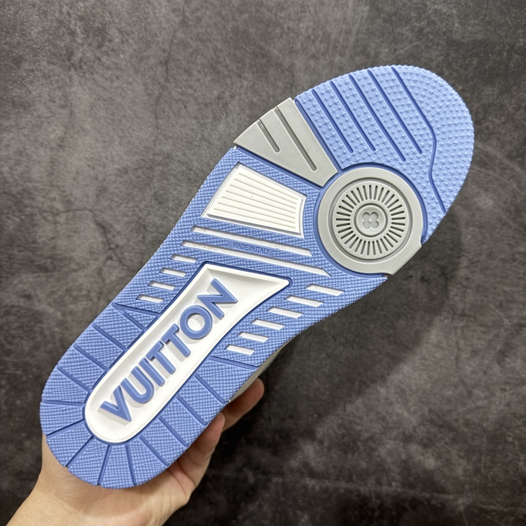 图片[9]-【HS纯原礼盒版福利】 LV Trainer系列高奢运动鞋 新款芯片顶级 潮人必备单品 同步ZP官网空胶工艺 鞋舌、挂饰均镶嵌NFC芯片感应装置 正确胶片断点式设计 中底正确还原原版油印字母比例 1：1原楦格板、楦头、刀磨全新升级！ 独家订制顶级压纹麂皮 原版开模TPU大底 质感原版一致 垫脚聚米微料加透气英伦网布 披靡市场任何版本！细节完美呈现！ 代购指定版本 全新升级最新双盒包装 扫码秒进官网！ 全套包装配件同比原版 尺码： 39-45-选品中心