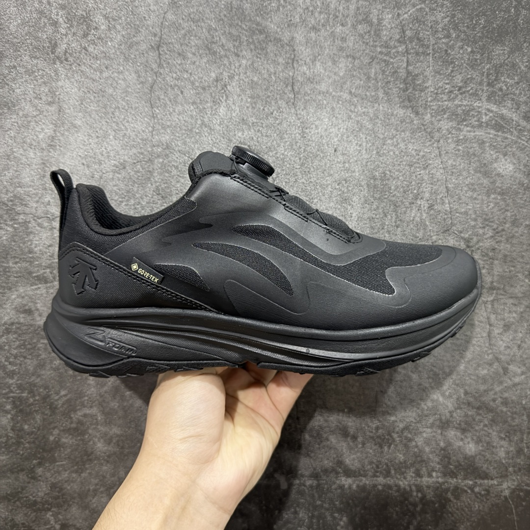 【莞产纯原】DESCENTE BOA 迪桑特 运动慢跑鞋 透气针织鞋面搭配BOA螺丝系带系统,带来舒适便捷的穿着体验!较厚的鞋底设计为跑步提供更好的缓震舒适性(前掌及后跟特别加高侧墙,提升侧向稳定效果) 尺码: 39 40 41 42 43 44-选品中心