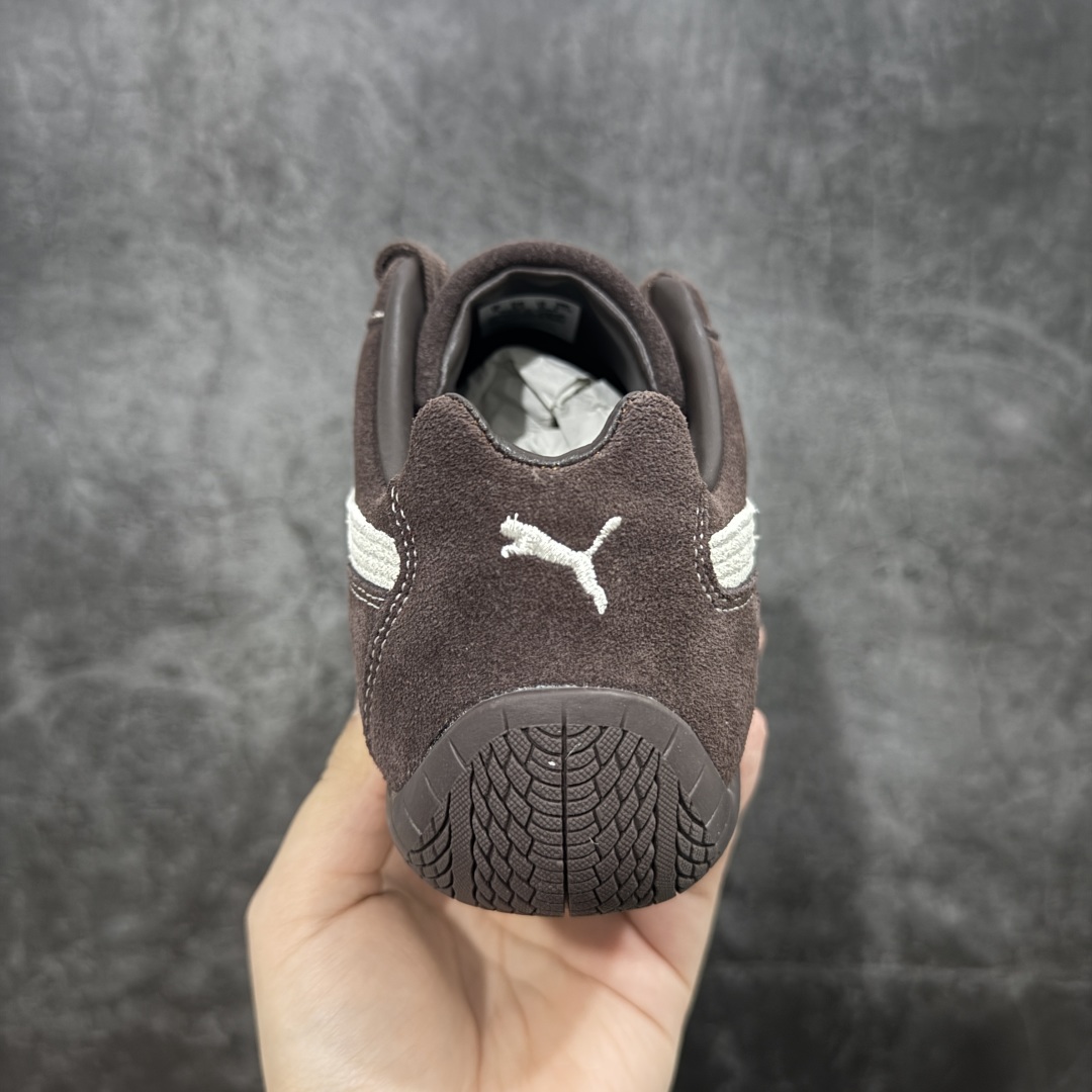 图片[4]-【Top纯原版】彪马PUMA Speedcat Archive Speed Cat系列美拉德风 舒适百搭 防滑耐磨 低帮 生活休闲鞋 男女同款 深棕色 刺绣 403903-01 目前市场最优版本 无论是版型 细节 烫金走线 完全碾压市场任意版本 欢迎对比🆚 工厂耗时3个月开发 原装档案原数据纸版楦型 采用固色翻毛皮鞋面材质(正确二次成型\’猛帮\’成型工艺🆚区别市面版本!!) 外置原数据开发轻量耐磨橡胶大底💪🏻 全球知名运动品牌PUMA宝马赛车系列 融合了宝马车队的标志性配色 以趣味十足又前卫复古的设计引领潮流 将赛道精神融入街头时尚 开启前卫竞速之旅 主打前卫复古风 Roma鞋款的鞋侧以复古的流线造型 缀以宝马经典Logo 巧妙吸睛 而Speedcat鞋款以亮眼三色条纹元素缀以舒适鞋面 赋予了独特的个性美学 演绎赛车的无尽能量 尺码：36-45-选品中心