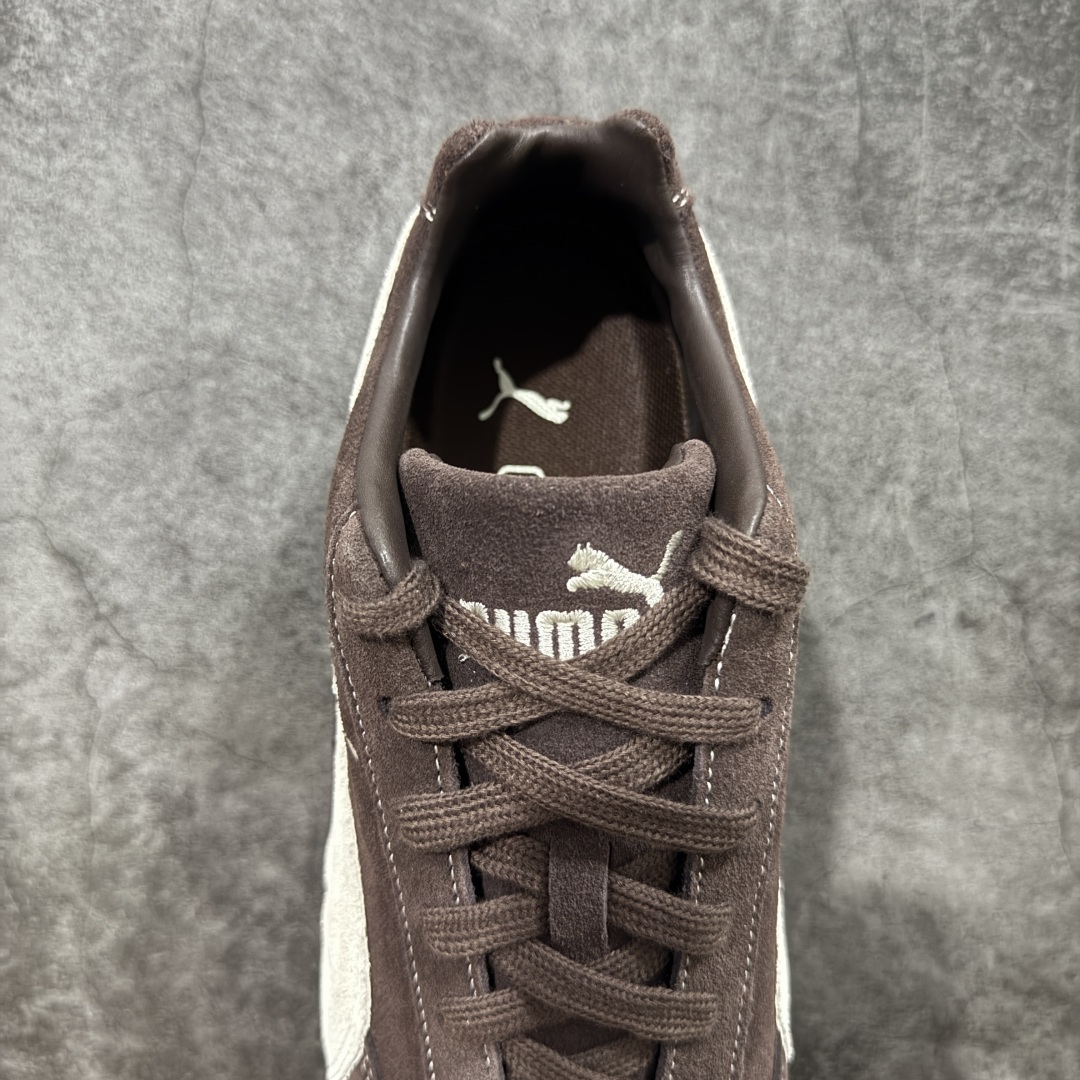 图片[8]-【Top纯原版】彪马PUMA Speedcat Archive Speed Cat系列美拉德风 舒适百搭 防滑耐磨 低帮 生活休闲鞋 男女同款 深棕色 刺绣 403903-01 目前市场最优版本 无论是版型 细节 烫金走线 完全碾压市场任意版本 欢迎对比🆚 工厂耗时3个月开发 原装档案原数据纸版楦型 采用固色翻毛皮鞋面材质(正确二次成型\’猛帮\’成型工艺🆚区别市面版本!!) 外置原数据开发轻量耐磨橡胶大底💪🏻 全球知名运动品牌PUMA宝马赛车系列 融合了宝马车队的标志性配色 以趣味十足又前卫复古的设计引领潮流 将赛道精神融入街头时尚 开启前卫竞速之旅 主打前卫复古风 Roma鞋款的鞋侧以复古的流线造型 缀以宝马经典Logo 巧妙吸睛 而Speedcat鞋款以亮眼三色条纹元素缀以舒适鞋面 赋予了独特的个性美学 演绎赛车的无尽能量 尺码：36-45-选品中心