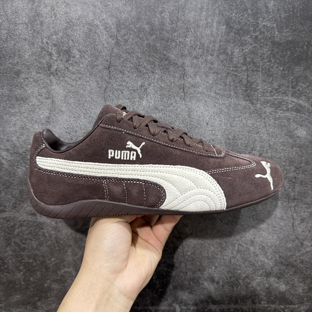 【Top纯原版】彪马PUMA Speedcat Archive Speed Cat系列美拉德风 舒适百搭 防滑耐磨 低帮 生活休闲鞋 男女同款 深棕色 刺绣 403903-01 目前市场最优版本 无论是版型 细节 烫金走线 完全碾压市场任意版本 欢迎对比🆚 工厂耗时3个月开发 原装档案原数据纸版楦型 采用固色翻毛皮鞋面材质(正确二次成型\'猛帮\'成型工艺🆚区别市面版本!!) 外置原数据开发轻量耐磨橡胶大底💪🏻 全球知名运动品牌PUMA宝马赛车系列 融合了宝马车队的标志性配色 以趣味十足又前卫复古的设计引领潮流 将赛道精神融入街头时尚 开启前卫竞速之旅 主打前卫复古风 Roma鞋款的鞋侧以复古的流线造型 缀以宝马经典Logo 巧妙吸睛 而Speedcat鞋款以亮眼三色条纹元素缀以舒适鞋面 赋予了独特的个性美学 演绎赛车的无尽能量 尺码:36-45-选品中心
