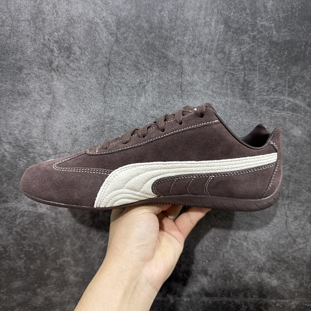 图片[2]-【Top纯原版】彪马PUMA Speedcat Archive Speed Cat系列美拉德风 舒适百搭 防滑耐磨 低帮 生活休闲鞋 男女同款 深棕色 刺绣 403903-01 目前市场最优版本 无论是版型 细节 烫金走线 完全碾压市场任意版本 欢迎对比🆚 工厂耗时3个月开发 原装档案原数据纸版楦型 采用固色翻毛皮鞋面材质(正确二次成型\’猛帮\’成型工艺🆚区别市面版本!!) 外置原数据开发轻量耐磨橡胶大底💪🏻 全球知名运动品牌PUMA宝马赛车系列 融合了宝马车队的标志性配色 以趣味十足又前卫复古的设计引领潮流 将赛道精神融入街头时尚 开启前卫竞速之旅 主打前卫复古风 Roma鞋款的鞋侧以复古的流线造型 缀以宝马经典Logo 巧妙吸睛 而Speedcat鞋款以亮眼三色条纹元素缀以舒适鞋面 赋予了独特的个性美学 演绎赛车的无尽能量 尺码：36-45-选品中心