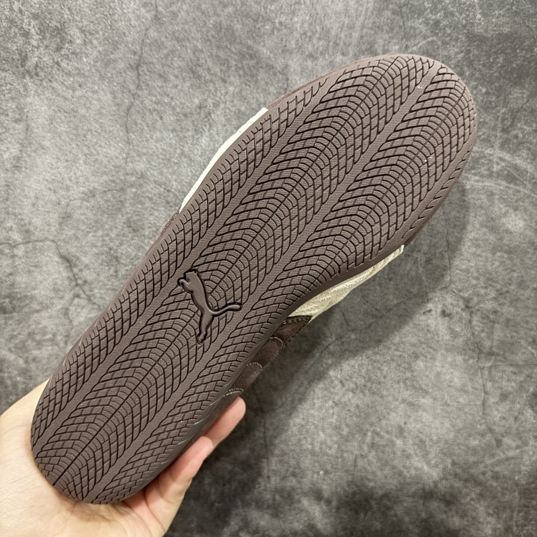 图片[9]-【Top纯原版】彪马PUMA Speedcat Archive Speed Cat系列美拉德风 舒适百搭 防滑耐磨 低帮 生活休闲鞋 男女同款 深棕色 刺绣 403903-01 目前市场最优版本 无论是版型 细节 烫金走线 完全碾压市场任意版本 欢迎对比🆚 工厂耗时3个月开发 原装档案原数据纸版楦型 采用固色翻毛皮鞋面材质(正确二次成型\’猛帮\’成型工艺🆚区别市面版本!!) 外置原数据开发轻量耐磨橡胶大底💪🏻 全球知名运动品牌PUMA宝马赛车系列 融合了宝马车队的标志性配色 以趣味十足又前卫复古的设计引领潮流 将赛道精神融入街头时尚 开启前卫竞速之旅 主打前卫复古风 Roma鞋款的鞋侧以复古的流线造型 缀以宝马经典Logo 巧妙吸睛 而Speedcat鞋款以亮眼三色条纹元素缀以舒适鞋面 赋予了独特的个性美学 演绎赛车的无尽能量 尺码：36-45-选品中心