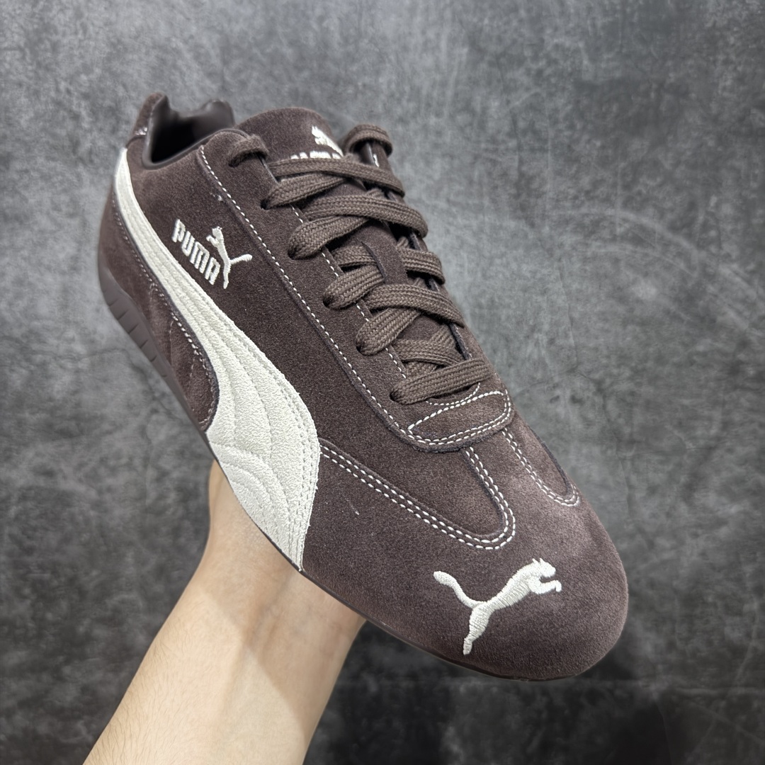 图片[3]-【Top纯原版】彪马PUMA Speedcat Archive Speed Cat系列美拉德风 舒适百搭 防滑耐磨 低帮 生活休闲鞋 男女同款 深棕色 刺绣 403903-01 目前市场最优版本 无论是版型 细节 烫金走线 完全碾压市场任意版本 欢迎对比🆚 工厂耗时3个月开发 原装档案原数据纸版楦型 采用固色翻毛皮鞋面材质(正确二次成型\’猛帮\’成型工艺🆚区别市面版本!!) 外置原数据开发轻量耐磨橡胶大底💪🏻 全球知名运动品牌PUMA宝马赛车系列 融合了宝马车队的标志性配色 以趣味十足又前卫复古的设计引领潮流 将赛道精神融入街头时尚 开启前卫竞速之旅 主打前卫复古风 Roma鞋款的鞋侧以复古的流线造型 缀以宝马经典Logo 巧妙吸睛 而Speedcat鞋款以亮眼三色条纹元素缀以舒适鞋面 赋予了独特的个性美学 演绎赛车的无尽能量 尺码：36-45-选品中心