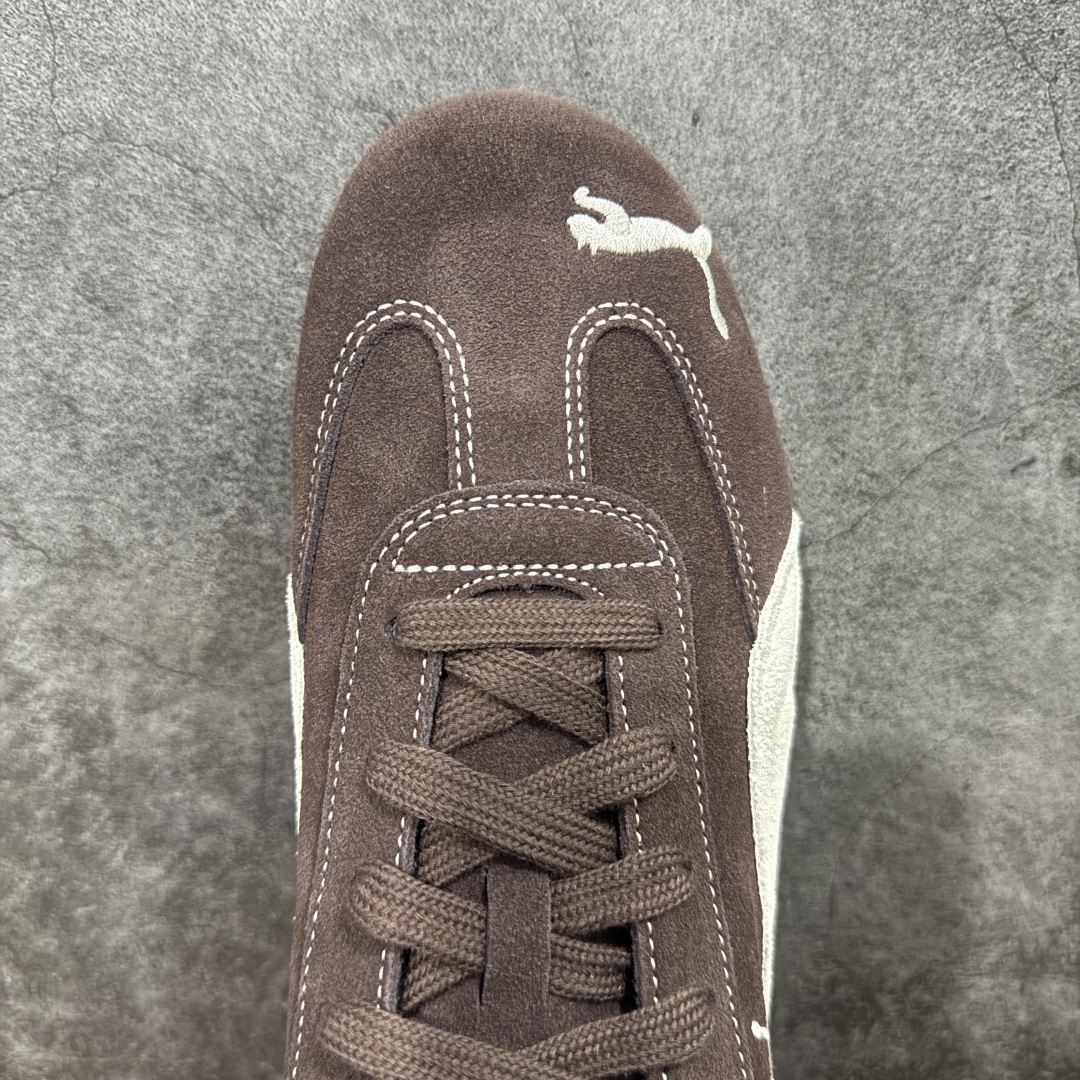 图片[5]-【Top纯原版】彪马PUMA Speedcat Archive Speed Cat系列美拉德风 舒适百搭 防滑耐磨 低帮 生活休闲鞋 男女同款 深棕色 刺绣 403903-01 目前市场最优版本 无论是版型 细节 烫金走线 完全碾压市场任意版本 欢迎对比🆚 工厂耗时3个月开发 原装档案原数据纸版楦型 采用固色翻毛皮鞋面材质(正确二次成型\’猛帮\’成型工艺🆚区别市面版本!!) 外置原数据开发轻量耐磨橡胶大底💪🏻 全球知名运动品牌PUMA宝马赛车系列 融合了宝马车队的标志性配色 以趣味十足又前卫复古的设计引领潮流 将赛道精神融入街头时尚 开启前卫竞速之旅 主打前卫复古风 Roma鞋款的鞋侧以复古的流线造型 缀以宝马经典Logo 巧妙吸睛 而Speedcat鞋款以亮眼三色条纹元素缀以舒适鞋面 赋予了独特的个性美学 演绎赛车的无尽能量 尺码：36-45-选品中心