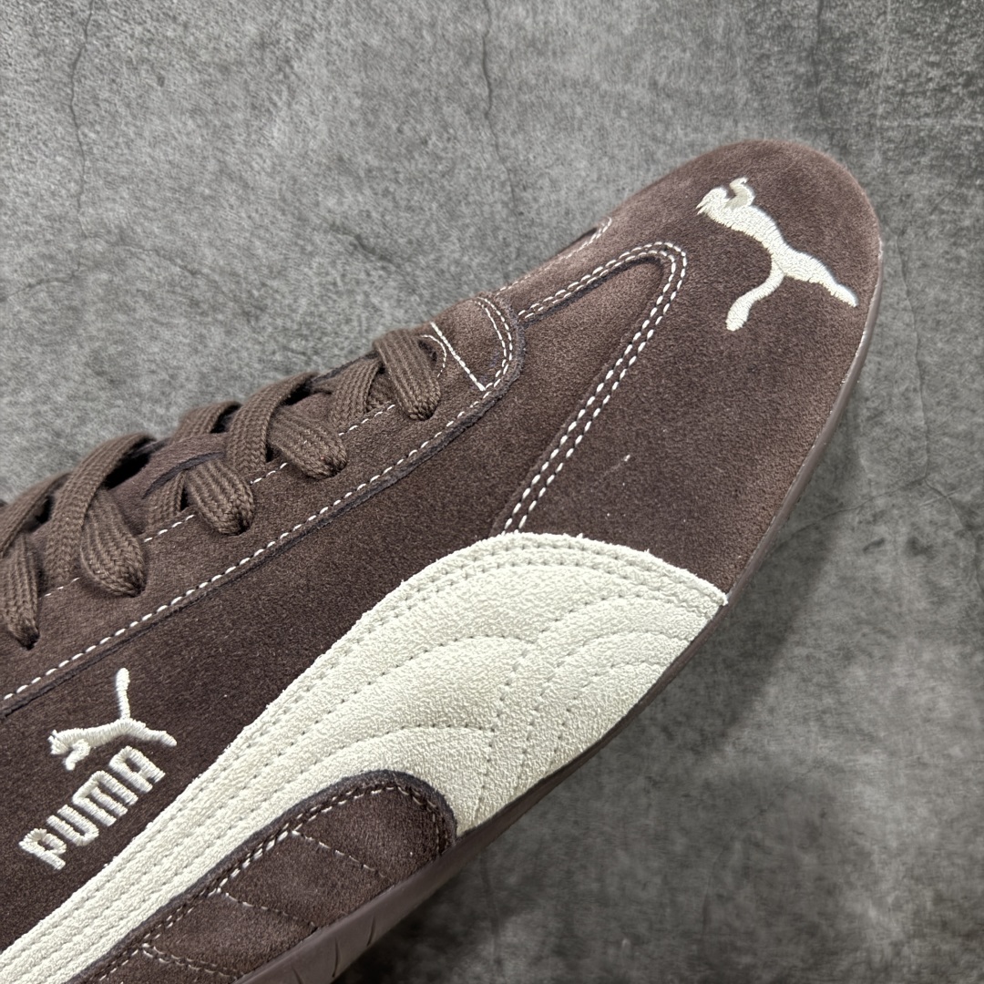 图片[6]-【Top纯原版】彪马PUMA Speedcat Archive Speed Cat系列美拉德风 舒适百搭 防滑耐磨 低帮 生活休闲鞋 男女同款 深棕色 刺绣 403903-01 目前市场最优版本 无论是版型 细节 烫金走线 完全碾压市场任意版本 欢迎对比🆚 工厂耗时3个月开发 原装档案原数据纸版楦型 采用固色翻毛皮鞋面材质(正确二次成型\’猛帮\’成型工艺🆚区别市面版本!!) 外置原数据开发轻量耐磨橡胶大底💪🏻 全球知名运动品牌PUMA宝马赛车系列 融合了宝马车队的标志性配色 以趣味十足又前卫复古的设计引领潮流 将赛道精神融入街头时尚 开启前卫竞速之旅 主打前卫复古风 Roma鞋款的鞋侧以复古的流线造型 缀以宝马经典Logo 巧妙吸睛 而Speedcat鞋款以亮眼三色条纹元素缀以舒适鞋面 赋予了独特的个性美学 演绎赛车的无尽能量 尺码：36-45-选品中心