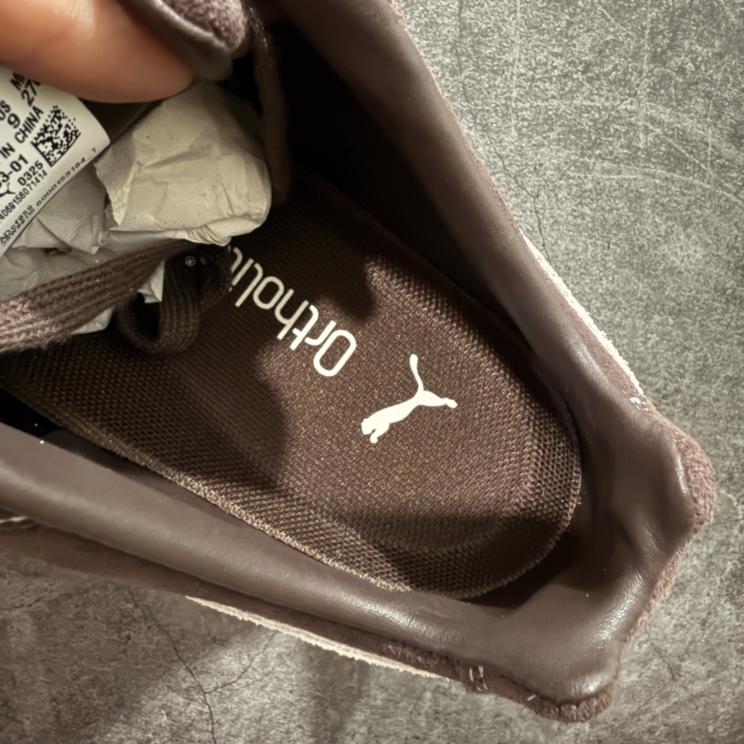 图片[6]-【Top纯原版】彪马PUMA Speedcat Archive Speed Cat系列美拉德风 舒适百搭 防滑耐磨 低帮 生活休闲鞋 男女同款 深棕色 刺绣 403903-01 目前市场最优版本 无论是版型 细节 烫金走线 完全碾压市场任意版本 欢迎对比🆚 工厂耗时3个月开发 原装档案原数据纸版楦型 采用固色翻毛皮鞋面材质(正确二次成型\’猛帮\’成型工艺🆚区别市面版本!!) 外置原数据开发轻量耐磨橡胶大底💪🏻 全球知名运动品牌PUMA宝马赛车系列 融合了宝马车队的标志性配色 以趣味十足又前卫复古的设计引领潮流 将赛道精神融入街头时尚 开启前卫竞速之旅 主打前卫复古风 Roma鞋款的鞋侧以复古的流线造型 缀以宝马经典Logo 巧妙吸睛 而Speedcat鞋款以亮眼三色条纹元素缀以舒适鞋面 赋予了独特的个性美学 演绎赛车的无尽能量 尺码：36-45-选品中心