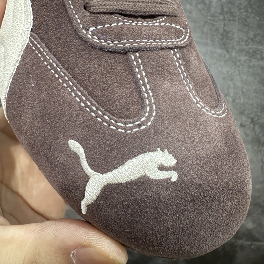 图片[4]-【Top纯原版】彪马PUMA Speedcat Archive Speed Cat系列美拉德风 舒适百搭 防滑耐磨 低帮 生活休闲鞋 男女同款 深棕色 刺绣 403903-01 目前市场最优版本 无论是版型 细节 烫金走线 完全碾压市场任意版本 欢迎对比🆚 工厂耗时3个月开发 原装档案原数据纸版楦型 采用固色翻毛皮鞋面材质(正确二次成型\’猛帮\’成型工艺🆚区别市面版本!!) 外置原数据开发轻量耐磨橡胶大底💪🏻 全球知名运动品牌PUMA宝马赛车系列 融合了宝马车队的标志性配色 以趣味十足又前卫复古的设计引领潮流 将赛道精神融入街头时尚 开启前卫竞速之旅 主打前卫复古风 Roma鞋款的鞋侧以复古的流线造型 缀以宝马经典Logo 巧妙吸睛 而Speedcat鞋款以亮眼三色条纹元素缀以舒适鞋面 赋予了独特的个性美学 演绎赛车的无尽能量 尺码：36-45-选品中心
