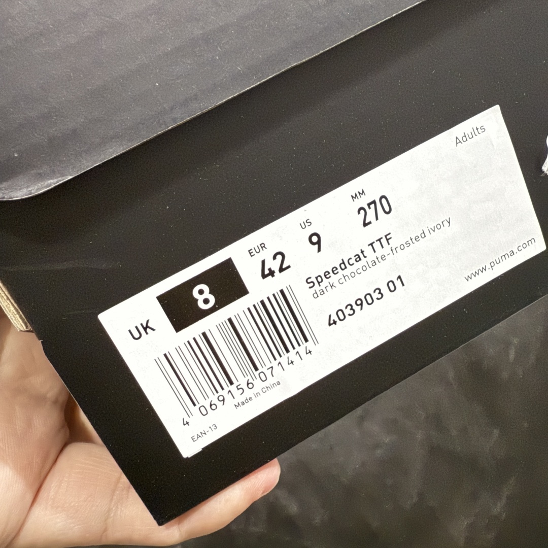图片[9]-【Top纯原版】彪马PUMA Speedcat Archive Speed Cat系列美拉德风 舒适百搭 防滑耐磨 低帮 生活休闲鞋 男女同款 深棕色 刺绣 403903-01 目前市场最优版本 无论是版型 细节 烫金走线 完全碾压市场任意版本 欢迎对比🆚 工厂耗时3个月开发 原装档案原数据纸版楦型 采用固色翻毛皮鞋面材质(正确二次成型\’猛帮\’成型工艺🆚区别市面版本!!) 外置原数据开发轻量耐磨橡胶大底💪🏻 全球知名运动品牌PUMA宝马赛车系列 融合了宝马车队的标志性配色 以趣味十足又前卫复古的设计引领潮流 将赛道精神融入街头时尚 开启前卫竞速之旅 主打前卫复古风 Roma鞋款的鞋侧以复古的流线造型 缀以宝马经典Logo 巧妙吸睛 而Speedcat鞋款以亮眼三色条纹元素缀以舒适鞋面 赋予了独特的个性美学 演绎赛车的无尽能量 尺码：36-45-选品中心