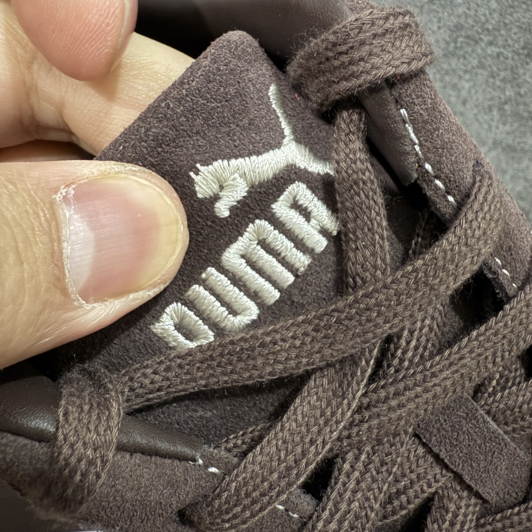 图片[5]-【Top纯原版】彪马PUMA Speedcat Archive Speed Cat系列美拉德风 舒适百搭 防滑耐磨 低帮 生活休闲鞋 男女同款 深棕色 刺绣 403903-01 目前市场最优版本 无论是版型 细节 烫金走线 完全碾压市场任意版本 欢迎对比🆚 工厂耗时3个月开发 原装档案原数据纸版楦型 采用固色翻毛皮鞋面材质(正确二次成型\’猛帮\’成型工艺🆚区别市面版本!!) 外置原数据开发轻量耐磨橡胶大底💪🏻 全球知名运动品牌PUMA宝马赛车系列 融合了宝马车队的标志性配色 以趣味十足又前卫复古的设计引领潮流 将赛道精神融入街头时尚 开启前卫竞速之旅 主打前卫复古风 Roma鞋款的鞋侧以复古的流线造型 缀以宝马经典Logo 巧妙吸睛 而Speedcat鞋款以亮眼三色条纹元素缀以舒适鞋面 赋予了独特的个性美学 演绎赛车的无尽能量 尺码：36-45-选品中心