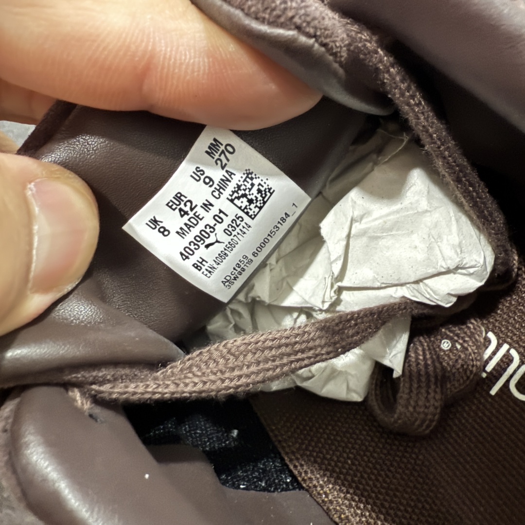 图片[7]-【Top纯原版】彪马PUMA Speedcat Archive Speed Cat系列美拉德风 舒适百搭 防滑耐磨 低帮 生活休闲鞋 男女同款 深棕色 刺绣 403903-01 目前市场最优版本 无论是版型 细节 烫金走线 完全碾压市场任意版本 欢迎对比🆚 工厂耗时3个月开发 原装档案原数据纸版楦型 采用固色翻毛皮鞋面材质(正确二次成型\’猛帮\’成型工艺🆚区别市面版本!!) 外置原数据开发轻量耐磨橡胶大底💪🏻 全球知名运动品牌PUMA宝马赛车系列 融合了宝马车队的标志性配色 以趣味十足又前卫复古的设计引领潮流 将赛道精神融入街头时尚 开启前卫竞速之旅 主打前卫复古风 Roma鞋款的鞋侧以复古的流线造型 缀以宝马经典Logo 巧妙吸睛 而Speedcat鞋款以亮眼三色条纹元素缀以舒适鞋面 赋予了独特的个性美学 演绎赛车的无尽能量 尺码：36-45-选品中心