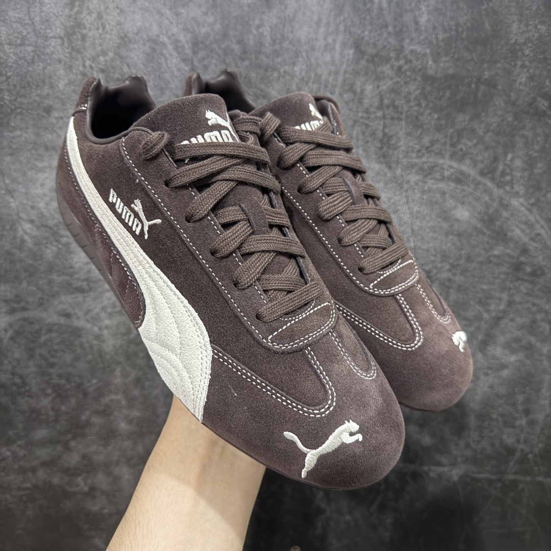【Top纯原版】彪马PUMA Speedcat Archive Speed Cat系列美拉德风 舒适百搭 防滑耐磨 低帮 生活休闲鞋 男女同款 深棕色 刺绣 403903-01 目前市场最优版本 无论是版型 细节 烫金走线 完全碾压市场任意版本 欢迎对比🆚 工厂耗时3个月开发 原装档案原数据纸版楦型 采用固色翻毛皮鞋面材质(正确二次成型\'猛帮\'成型工艺🆚区别市面版本!!) 外置原数据开发轻量耐磨橡胶大底💪🏻 全球知名运动品牌PUMA宝马赛车系列 融合了宝马车队的标志性配色 以趣味十足又前卫复古的设计引领潮流 将赛道精神融入街头时尚 开启前卫竞速之旅 主打前卫复古风 Roma鞋款的鞋侧以复古的流线造型 缀以宝马经典Logo 巧妙吸睛 而Speedcat鞋款以亮眼三色条纹元素缀以舒适鞋面 赋予了独特的个性美学 演绎赛车的无尽能量 尺码:36-45-选品中心