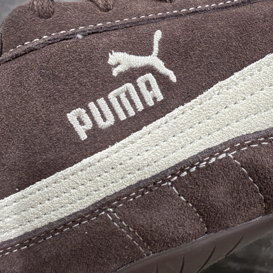 图片[3]-【Top纯原版】彪马PUMA Speedcat Archive Speed Cat系列美拉德风 舒适百搭 防滑耐磨 低帮 生活休闲鞋 男女同款 深棕色 刺绣 403903-01 目前市场最优版本 无论是版型 细节 烫金走线 完全碾压市场任意版本 欢迎对比🆚 工厂耗时3个月开发 原装档案原数据纸版楦型 采用固色翻毛皮鞋面材质(正确二次成型\’猛帮\’成型工艺🆚区别市面版本!!) 外置原数据开发轻量耐磨橡胶大底💪🏻 全球知名运动品牌PUMA宝马赛车系列 融合了宝马车队的标志性配色 以趣味十足又前卫复古的设计引领潮流 将赛道精神融入街头时尚 开启前卫竞速之旅 主打前卫复古风 Roma鞋款的鞋侧以复古的流线造型 缀以宝马经典Logo 巧妙吸睛 而Speedcat鞋款以亮眼三色条纹元素缀以舒适鞋面 赋予了独特的个性美学 演绎赛车的无尽能量 尺码：36-45-选品中心