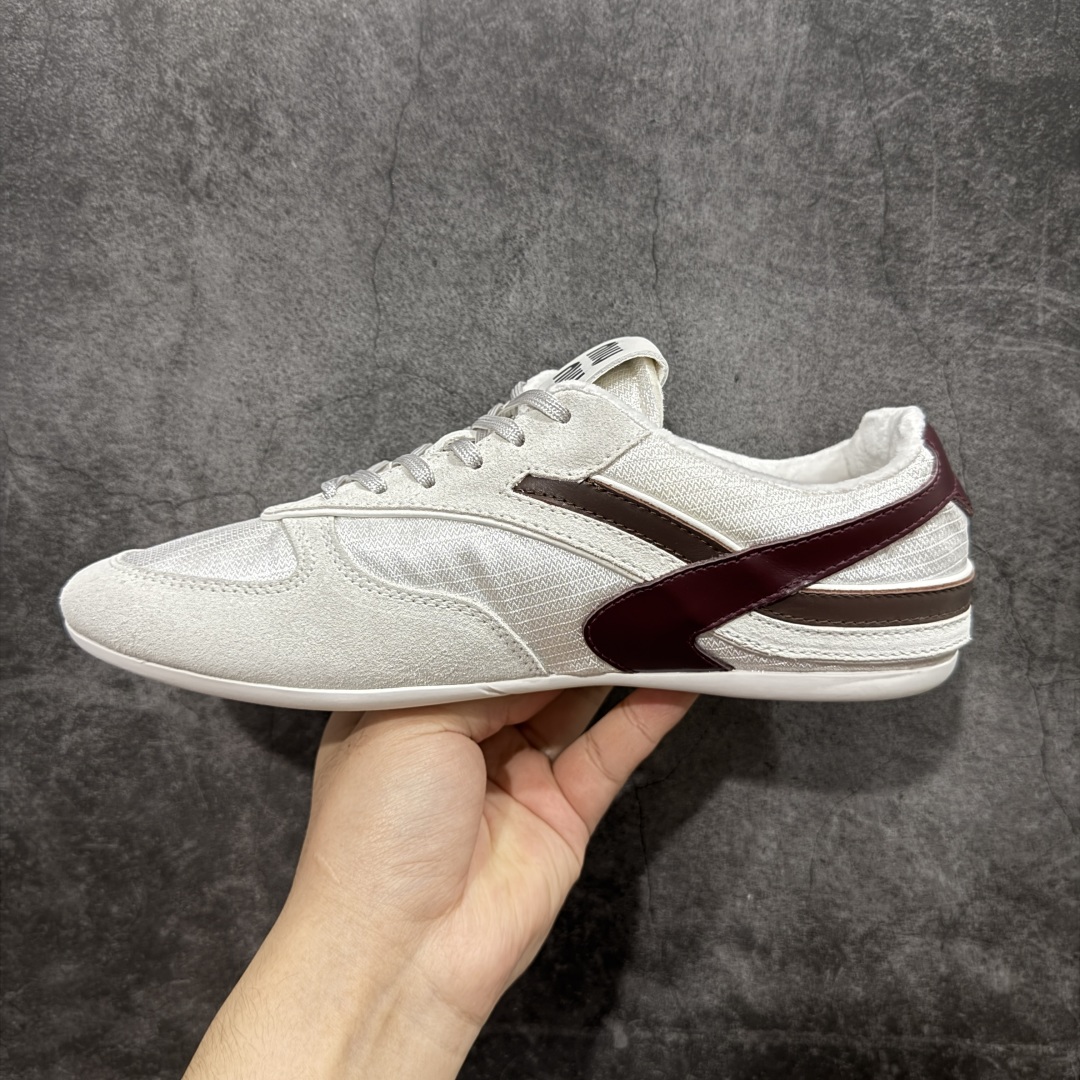 图片[2]-【渠道礼盒版】MiuMiu缪缪 Gymnasium 绒面革 圆头系带 薄底鞋 低帮 生活休闲鞋 男女鞋 私人订单 顶级礼盒包装 原版开发打造 区别市场所有版本 一切细节均对标原版 皮料 面料 大底均与原版对比无差别 无任何色差 欢迎对比 市场最高版 尺码：36-44-选品中心