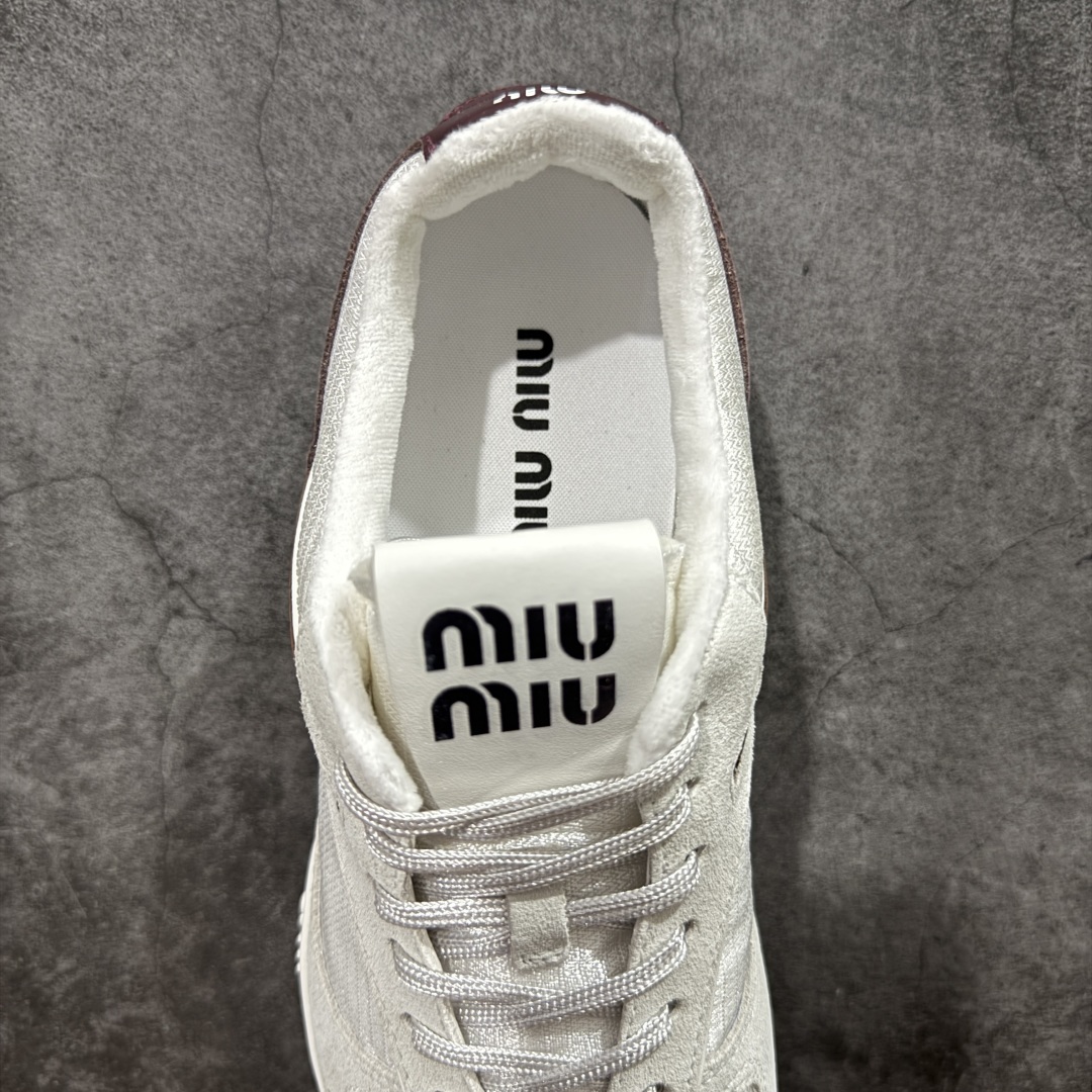 图片[8]-【渠道礼盒版】MiuMiu缪缪 Gymnasium 绒面革 圆头系带 薄底鞋 低帮 生活休闲鞋 男女鞋 私人订单 顶级礼盒包装 原版开发打造 区别市场所有版本 一切细节均对标原版 皮料 面料 大底均与原版对比无差别 无任何色差 欢迎对比 市场最高版 尺码：36-44-选品中心