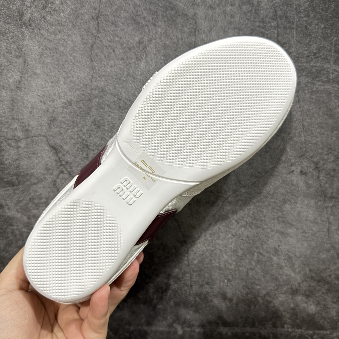 图片[9]-【渠道礼盒版】MiuMiu缪缪 Gymnasium 绒面革 圆头系带 薄底鞋 低帮 生活休闲鞋 男女鞋 私人订单 顶级礼盒包装 原版开发打造 区别市场所有版本 一切细节均对标原版 皮料 面料 大底均与原版对比无差别 无任何色差 欢迎对比 市场最高版 尺码：36-44-选品中心