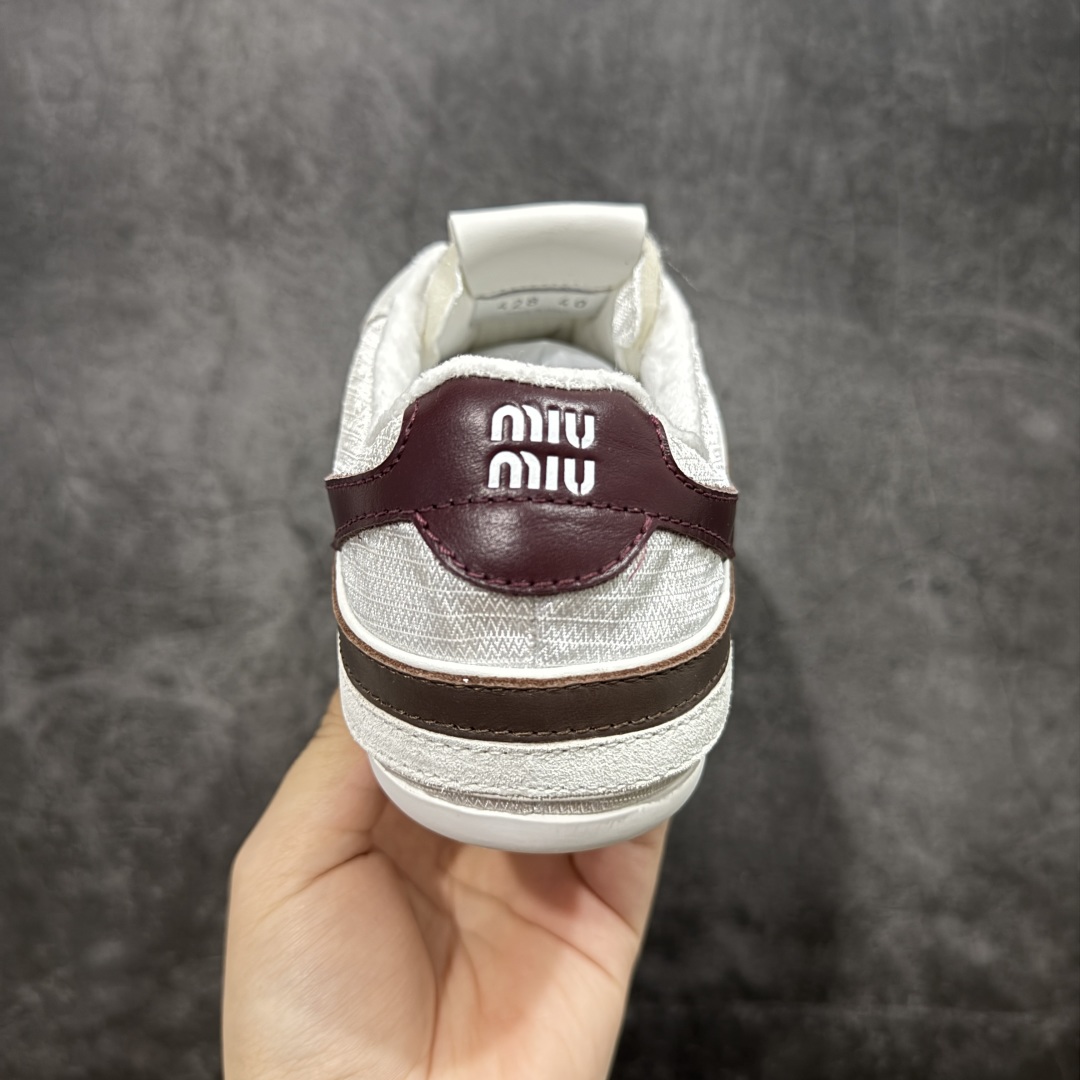 图片[4]-【渠道礼盒版】MiuMiu缪缪 Gymnasium 绒面革 圆头系带 薄底鞋 低帮 生活休闲鞋 男女鞋 私人订单 顶级礼盒包装 原版开发打造 区别市场所有版本 一切细节均对标原版 皮料 面料 大底均与原版对比无差别 无任何色差 欢迎对比 市场最高版 尺码：36-44-选品中心