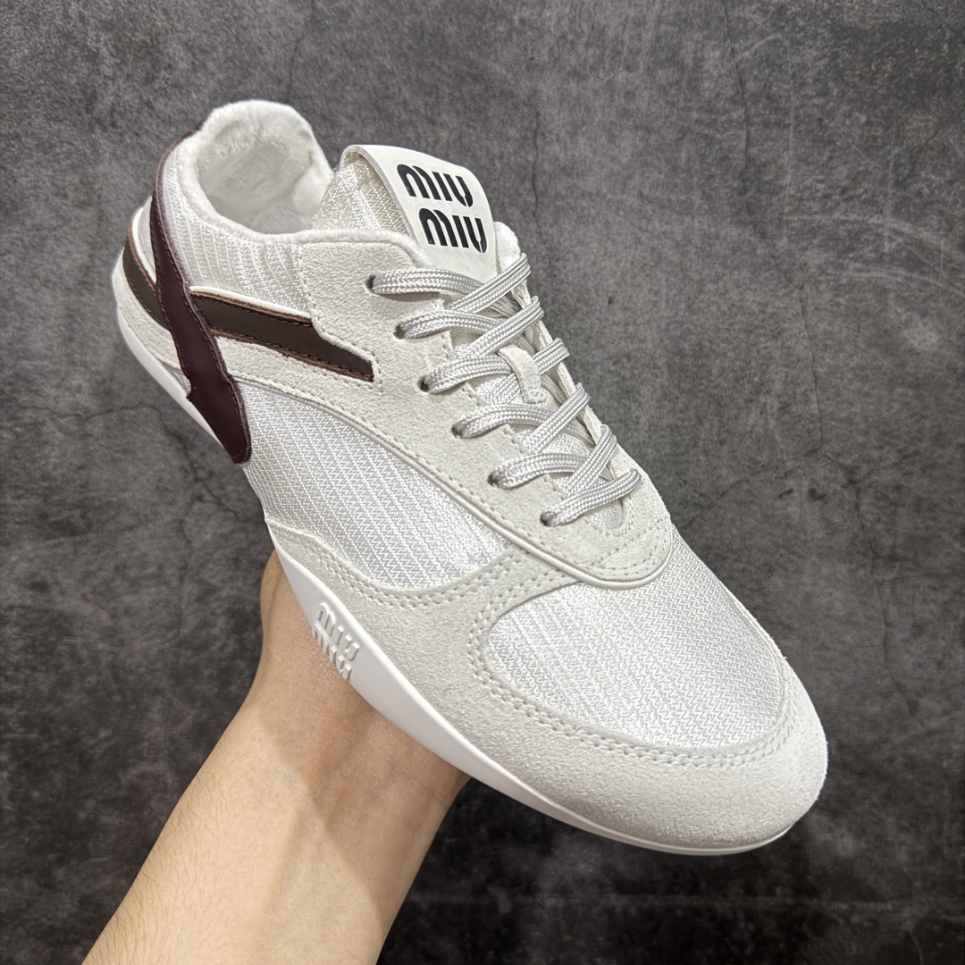 图片[3]-【渠道礼盒版】MiuMiu缪缪 Gymnasium 绒面革 圆头系带 薄底鞋 低帮 生活休闲鞋 男女鞋 私人订单 顶级礼盒包装 原版开发打造 区别市场所有版本 一切细节均对标原版 皮料 面料 大底均与原版对比无差别 无任何色差 欢迎对比 市场最高版 尺码：36-44-选品中心