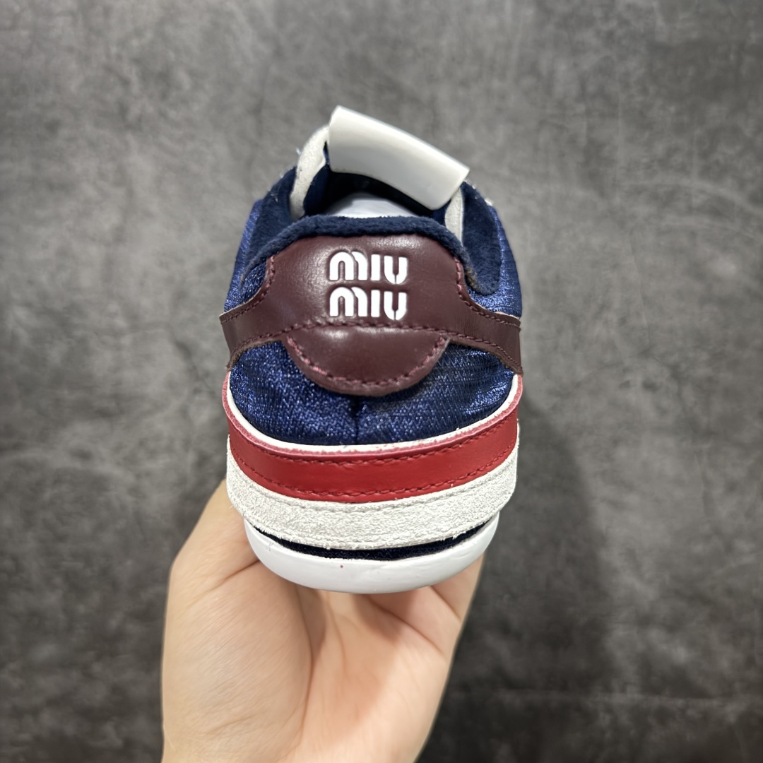 图片[4]-【渠道礼盒版】MiuMiu缪缪 Gymnasium 绒面革 圆头系带 薄底鞋 低帮 生活休闲鞋 男女鞋 私人订单 顶级礼盒包装 原版开发打造 区别市场所有版本 一切细节均对标原版 皮料 面料 大底均与原版对比无差别 无任何色差 欢迎对比 市场最高版 尺码：36-44-选品中心