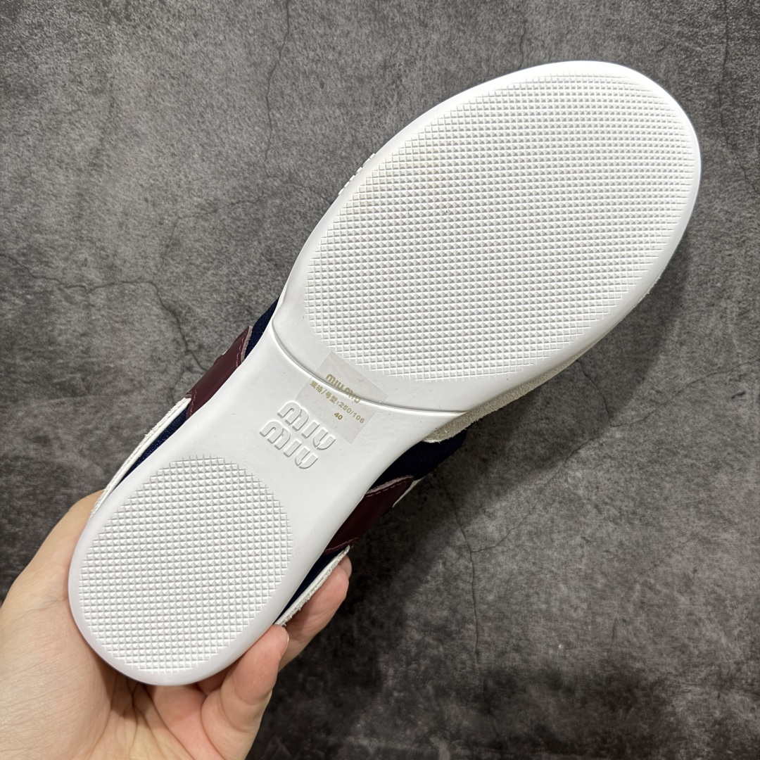 图片[9]-【渠道礼盒版】MiuMiu缪缪 Gymnasium 绒面革 圆头系带 薄底鞋 低帮 生活休闲鞋 男女鞋 私人订单 顶级礼盒包装 原版开发打造 区别市场所有版本 一切细节均对标原版 皮料 面料 大底均与原版对比无差别 无任何色差 欢迎对比 市场最高版 尺码：36-44-选品中心