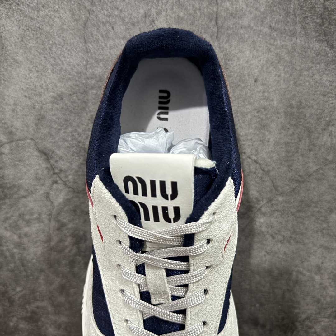 图片[8]-【渠道礼盒版】MiuMiu缪缪 Gymnasium 绒面革 圆头系带 薄底鞋 低帮 生活休闲鞋 男女鞋 私人订单 顶级礼盒包装 原版开发打造 区别市场所有版本 一切细节均对标原版 皮料 面料 大底均与原版对比无差别 无任何色差 欢迎对比 市场最高版 尺码：36-44-选品中心