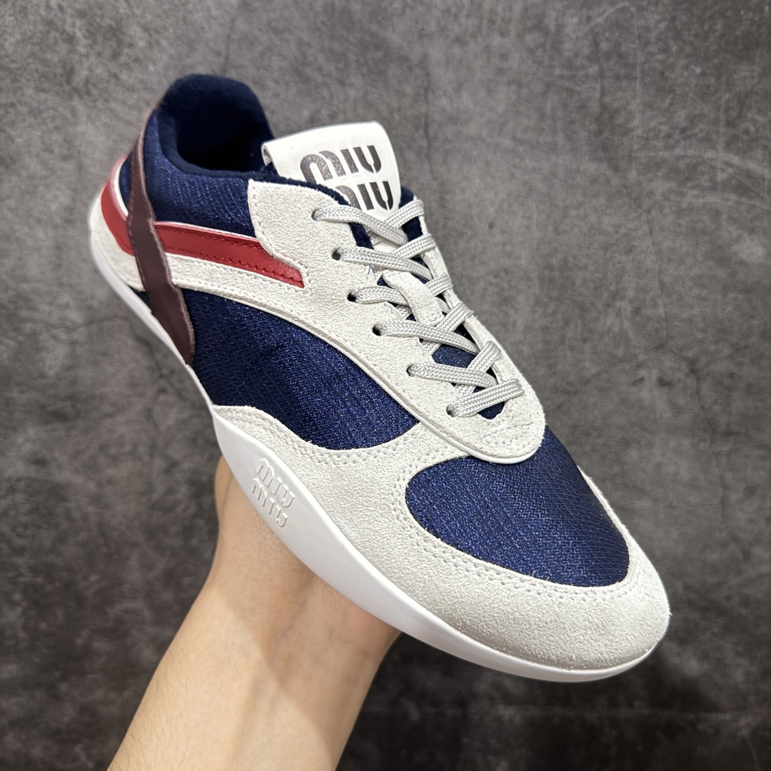 图片[3]-【渠道礼盒版】MiuMiu缪缪 Gymnasium 绒面革 圆头系带 薄底鞋 低帮 生活休闲鞋 男女鞋 私人订单 顶级礼盒包装 原版开发打造 区别市场所有版本 一切细节均对标原版 皮料 面料 大底均与原版对比无差别 无任何色差 欢迎对比 市场最高版 尺码：36-44-选品中心