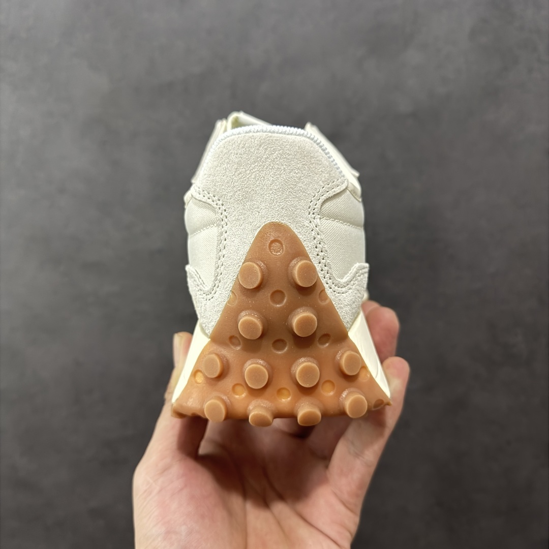 图片[4]-【K8版本】NB新百伦New Balance NB327系列复古休闲运动慢跑鞋 MS327HR1 全新 New Balance 327 系列，以更纯粹的复古风格设计打造的全新造型。侧身还以解构设计，将 N 字标志以做旧压花样式呈现，样式别具新意。而麂皮、冲孔皮革的塑造，则呈现出高级怀旧气质，也让鞋款在奢华时装风格与运动氛围之间达到了平衡。 尺码：36～45半-选品中心