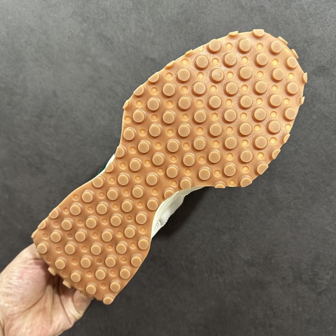 图片[9]-【K8版本】NB新百伦New Balance NB327系列复古休闲运动慢跑鞋 MS327HR1 全新 New Balance 327 系列，以更纯粹的复古风格设计打造的全新造型。侧身还以解构设计，将 N 字标志以做旧压花样式呈现，样式别具新意。而麂皮、冲孔皮革的塑造，则呈现出高级怀旧气质，也让鞋款在奢华时装风格与运动氛围之间达到了平衡。 尺码：36～45半-选品中心