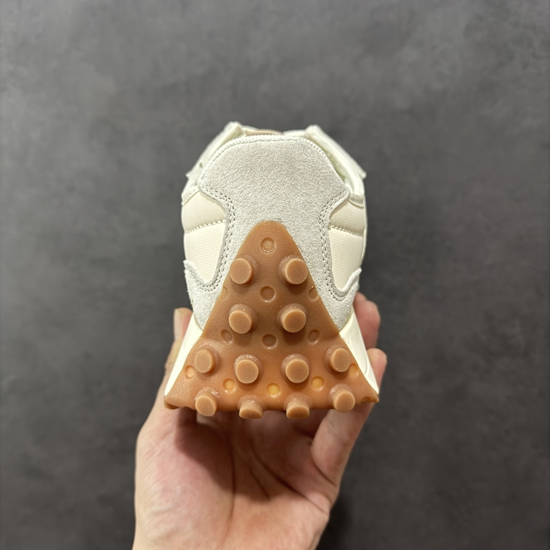 图片[4]-【K8版本】NB新百伦New Balance NB327系列复古休闲运动慢跑鞋 WS327LZ 全新 New Balance 327 系列，以更纯粹的复古风格设计打造的全新造型。侧身还以解构设计，将 N 字标志以做旧压花样式呈现，样式别具新意。而麂皮、冲孔皮革的塑造，则呈现出高级怀旧气质，也让鞋款在奢华时装风格与运动氛围之间达到了平衡。 尺码：36～45半-选品中心