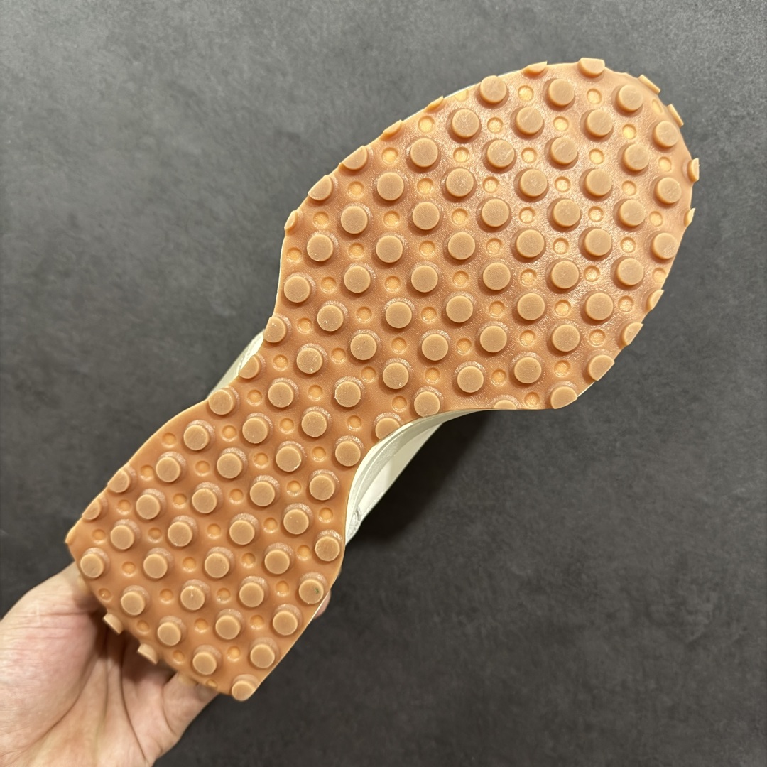 图片[9]-【K8版本】NB新百伦New Balance NB327系列复古休闲运动慢跑鞋 WS327LZ 全新 New Balance 327 系列，以更纯粹的复古风格设计打造的全新造型。侧身还以解构设计，将 N 字标志以做旧压花样式呈现，样式别具新意。而麂皮、冲孔皮革的塑造，则呈现出高级怀旧气质，也让鞋款在奢华时装风格与运动氛围之间达到了平衡。 尺码：36～45半-选品中心